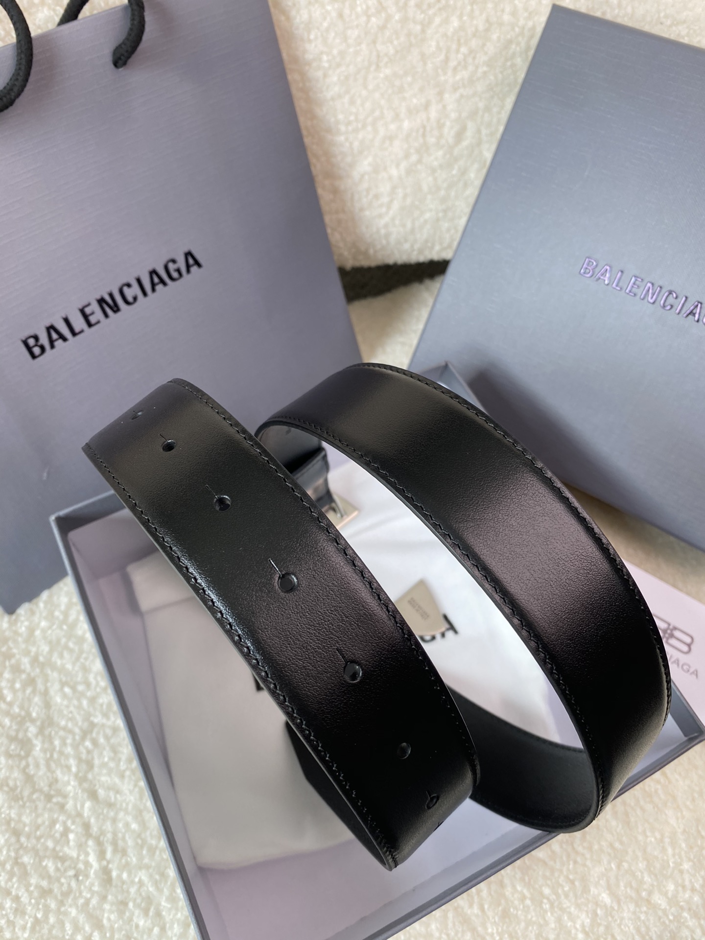 🅿️160 巴黎世家（Balenciaga）宽度3.5cm 是法国的奢侈品牌，作为时尚界最具影响力品牌之一的地位。设计师源于：都市时尚潮流独特的设计风格，采用进口小牛皮制作；搭配纯铜复古五金，使其更具魅力。值得拥有的百搭精品