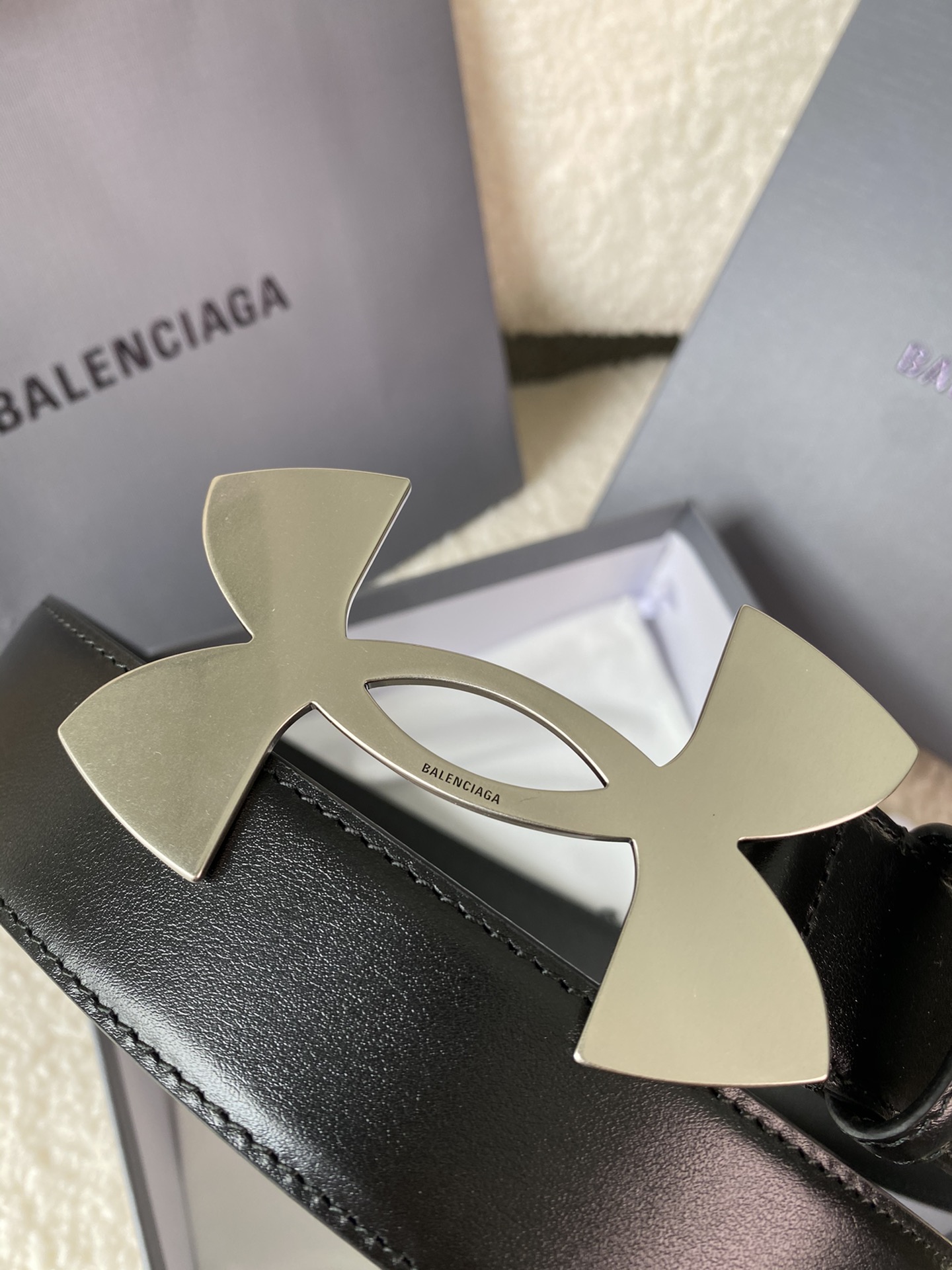 🅿️160 巴黎世家（Balenciaga）宽度3.5cm 是法国的奢侈品牌，作为时尚界最具影响力品牌之一的地位。设计师源于：都市时尚潮流独特的设计风格，采用进口小牛皮制作；搭配纯铜复古五金，使其更具魅力。值得拥有的百搭精品