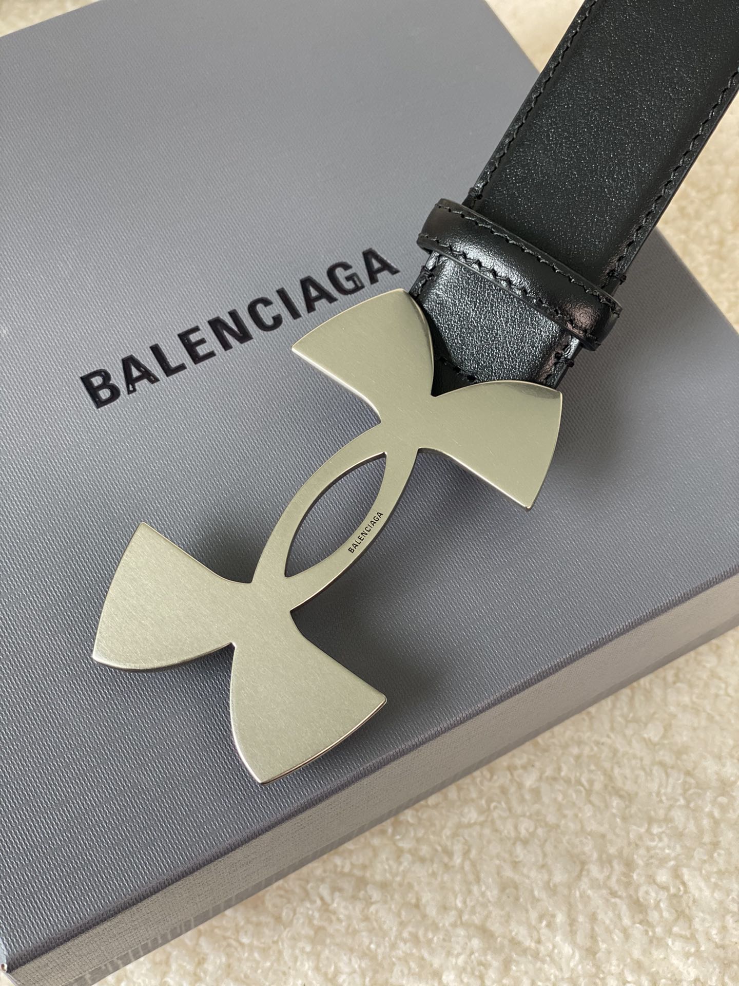 🅿️160 巴黎世家（Balenciaga）宽度3.5cm 是法国的奢侈品牌，作为时尚界最具影响力品牌之一的地位。设计师源于：都市时尚潮流独特的设计风格，采用进口小牛皮制作；搭配纯铜复古五金，使其更具魅力。值得拥有的百搭精品