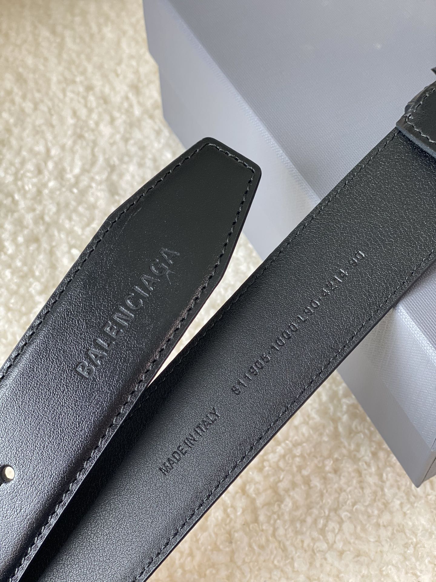 🅿️160 巴黎世家（Balenciaga）宽度3.5cm 是法国的奢侈品牌，作为时尚界最具影响力品牌之一的地位。设计师源于：都市时尚潮流独特的设计风格，采用进口小牛皮制作；搭配纯铜复古五金，使其更具魅力。值得拥有的百搭精品