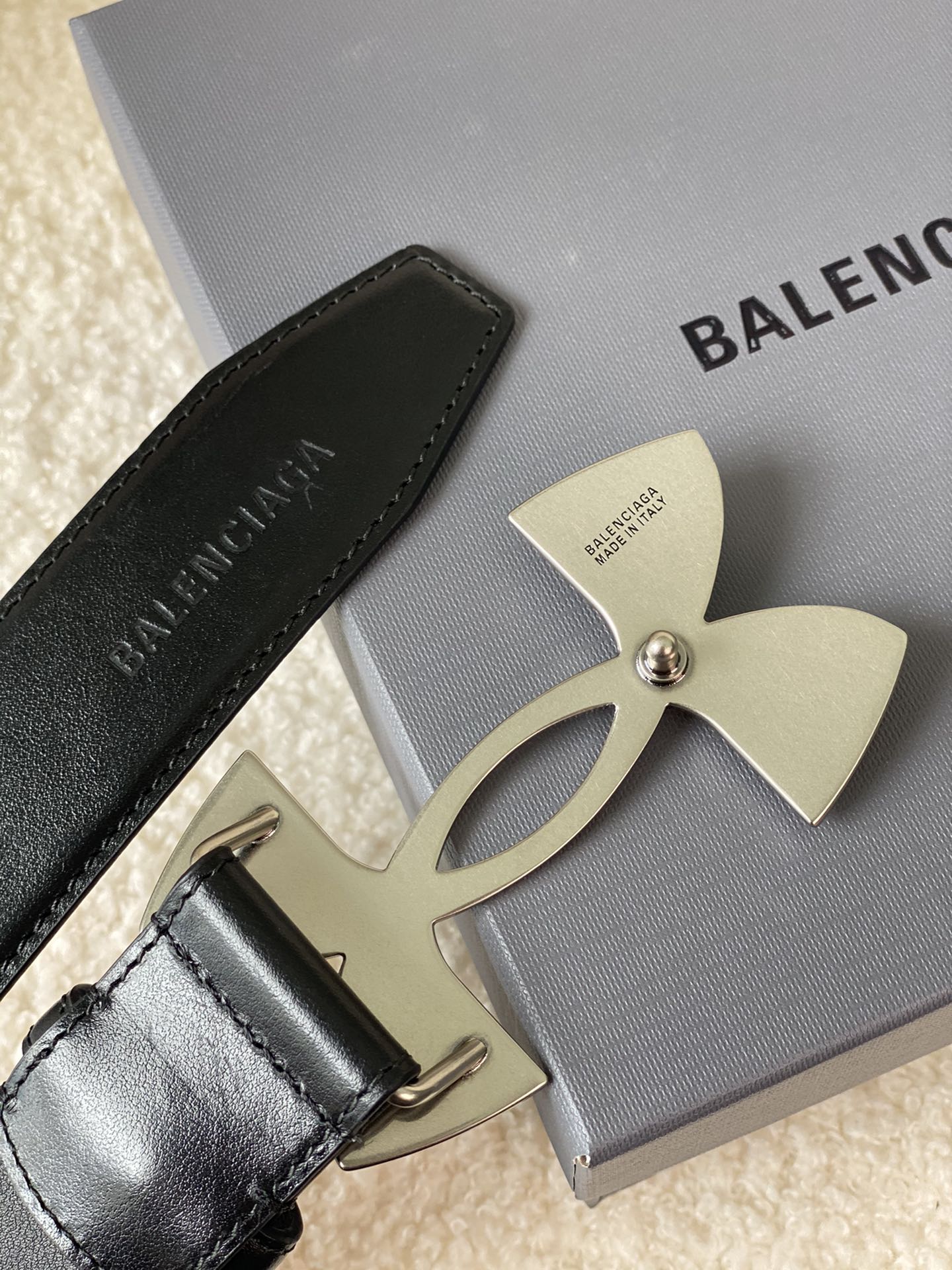 🅿️160 巴黎世家（Balenciaga）宽度3.5cm 是法国的奢侈品牌，作为时尚界最具影响力品牌之一的地位。设计师源于：都市时尚潮流独特的设计风格，采用进口小牛皮制作；搭配纯铜复古五金，使其更具魅力。值得拥有的百搭精品