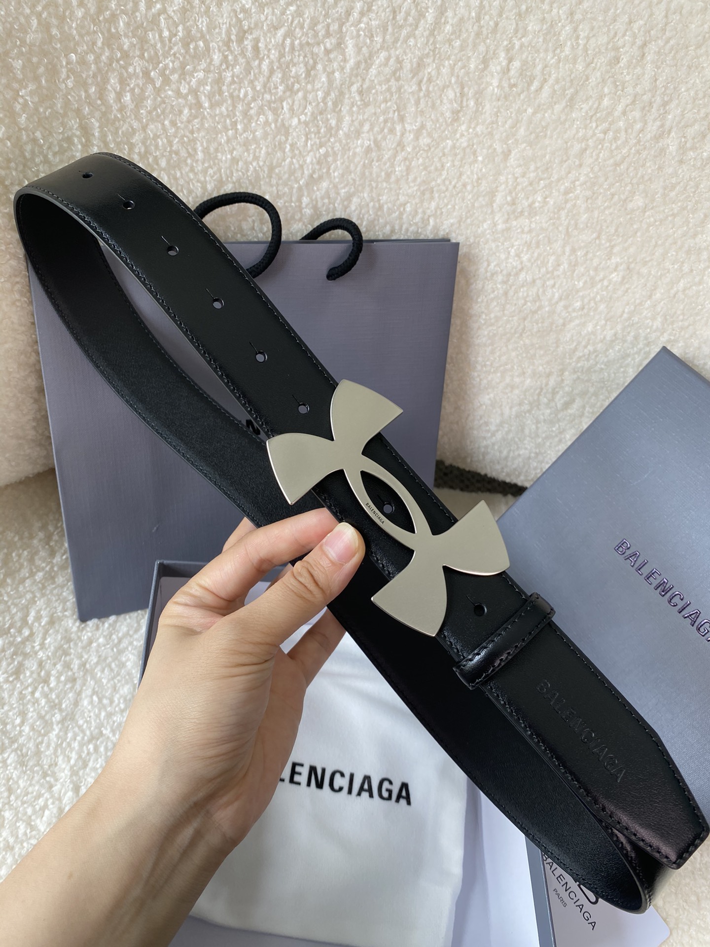 🅿️160 巴黎世家（Balenciaga）宽度3.5cm 是法国的奢侈品牌，作为时尚界最具影响力品牌之一的地位。设计师源于：都市时尚潮流独特的设计风格，采用进口小牛皮制作；搭配纯铜复古五金，使其更具魅力。值得拥有的百搭精品