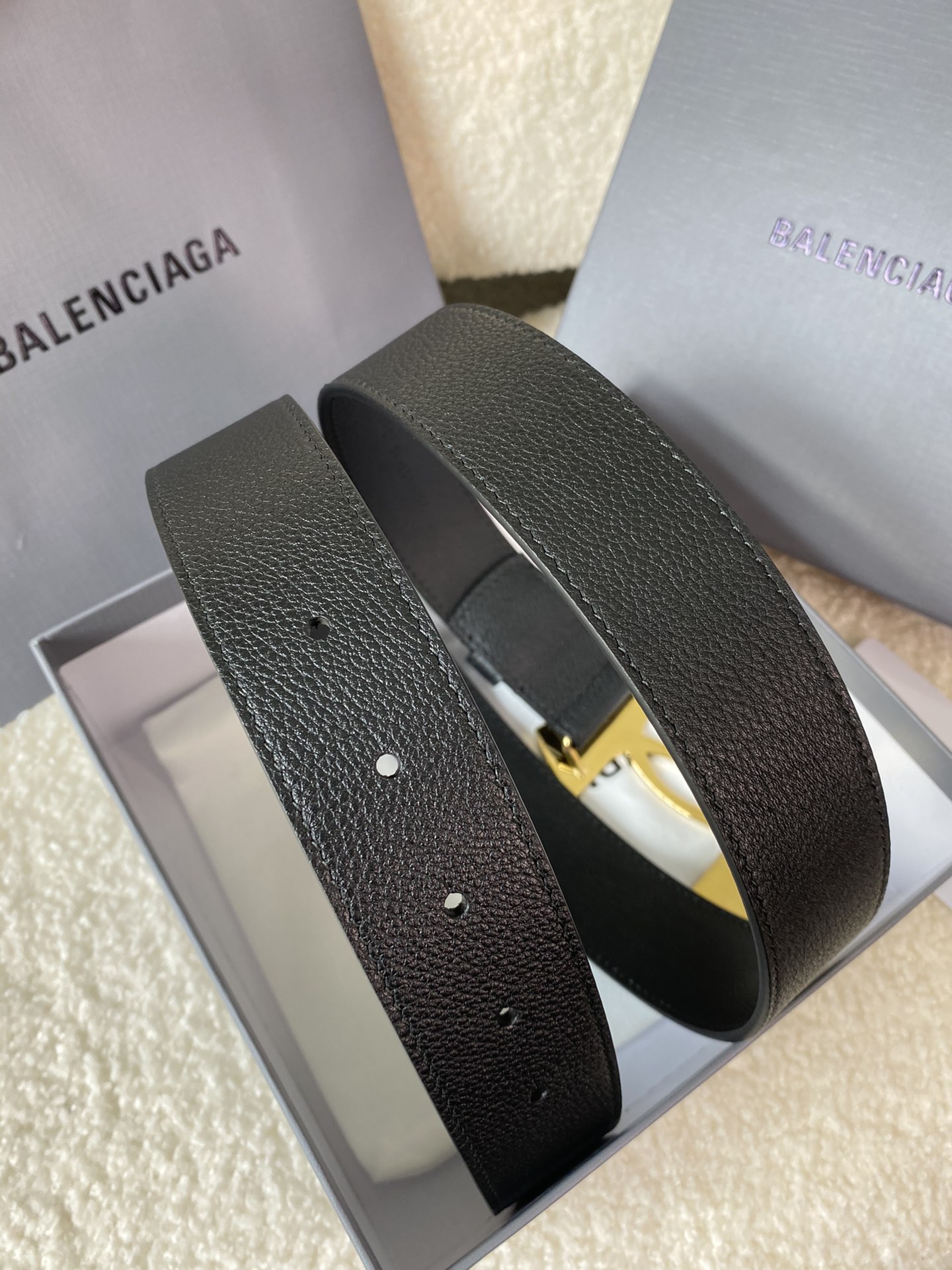 🅿️160 巴黎世家（Balenciaga）宽度3.5cm 是法国的奢侈品牌，作为时尚界最具影响力品牌之一的地位。设计师源于：都市时尚潮流独特的设计风格，采用进口小牛皮制作；搭配纯铜复古五金，使其更具魅力。值得拥有的百搭精品