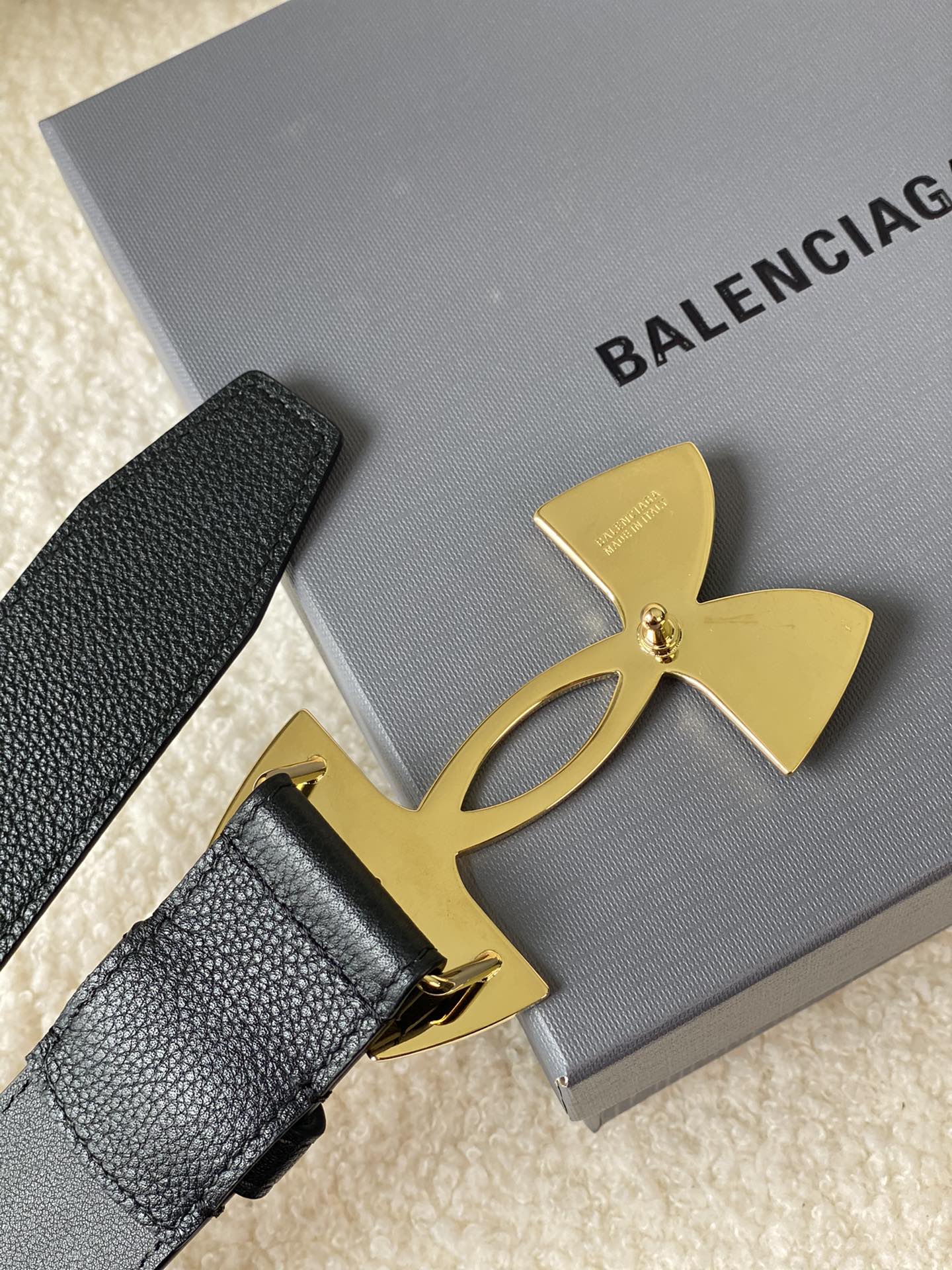 🅿️160 巴黎世家（Balenciaga）宽度3.5cm 是法国的奢侈品牌，作为时尚界最具影响力品牌之一的地位。设计师源于：都市时尚潮流独特的设计风格，采用进口小牛皮制作；搭配纯铜复古五金，使其更具魅力。值得拥有的百搭精品