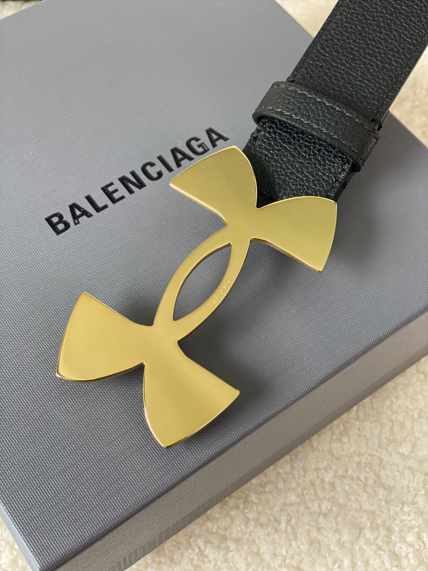 🅿️160 巴黎世家（Balenciaga）宽度3.5cm 是法国的奢侈品牌，作为时尚界最具影响力品牌之一的地位。设计师源于：都市时尚潮流独特的设计风格，采用进口小牛皮制作；搭配纯铜复古五金，使其更具魅力。值得拥有的百搭精品