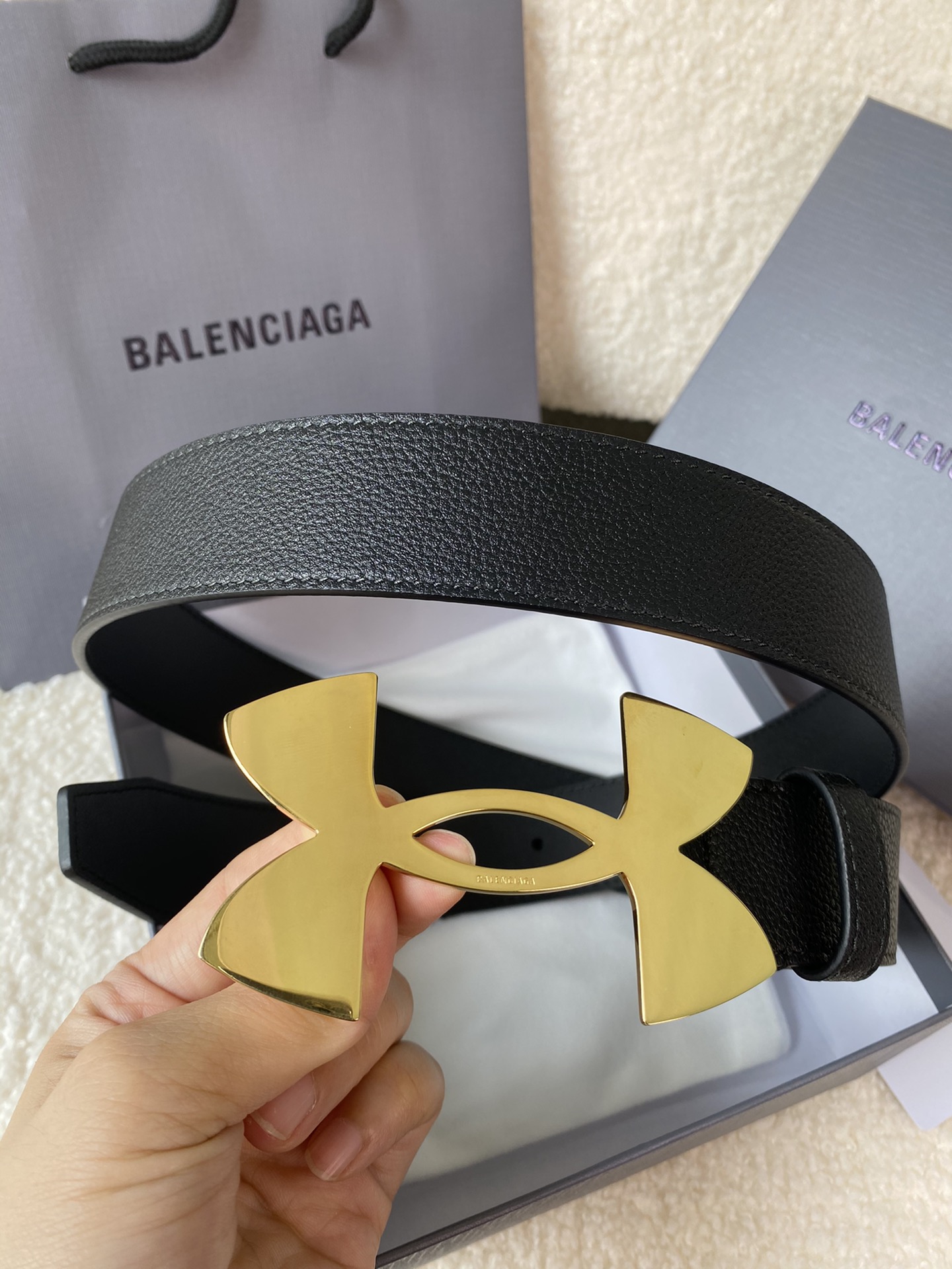 🅿️160 巴黎世家（Balenciaga）宽度3.5cm 是法国的奢侈品牌，作为时尚界最具影响力品牌之一的地位。设计师源于：都市时尚潮流独特的设计风格，采用进口小牛皮制作；搭配纯铜复古五金，使其更具魅力。值得拥有的百搭精品
