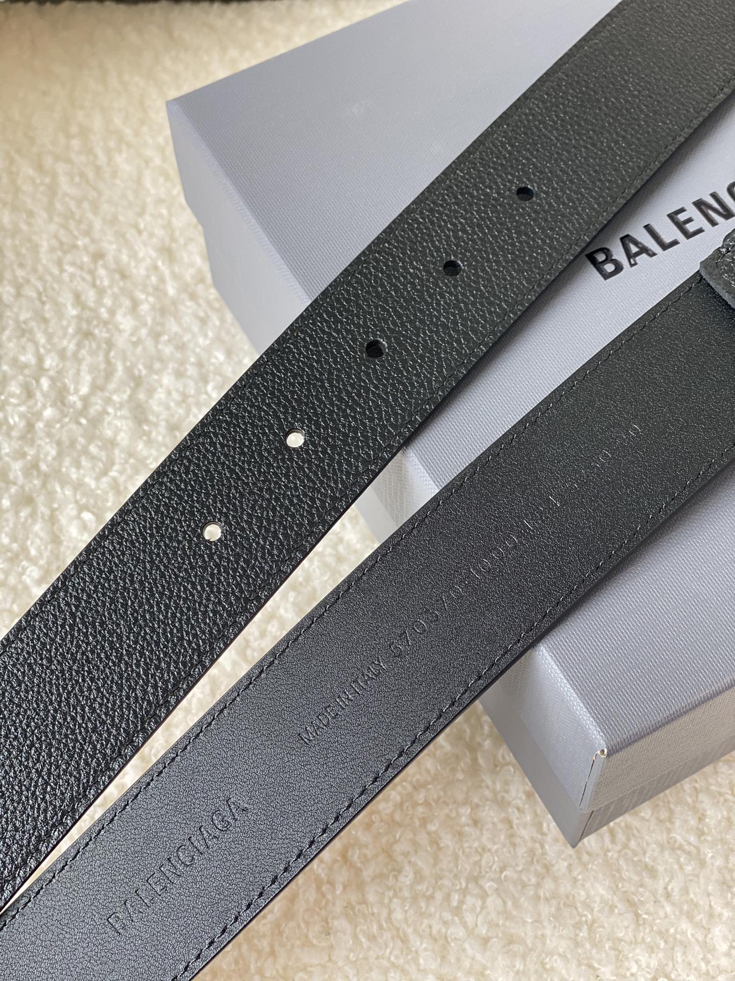 🅿️160 巴黎世家（Balenciaga）宽度3.5cm 是法国的奢侈品牌，作为时尚界最具影响力品牌之一的地位。设计师源于：都市时尚潮流独特的设计风格，采用进口小牛皮制作；搭配纯铜复古五金，使其更具魅力。值得拥有的百搭精品