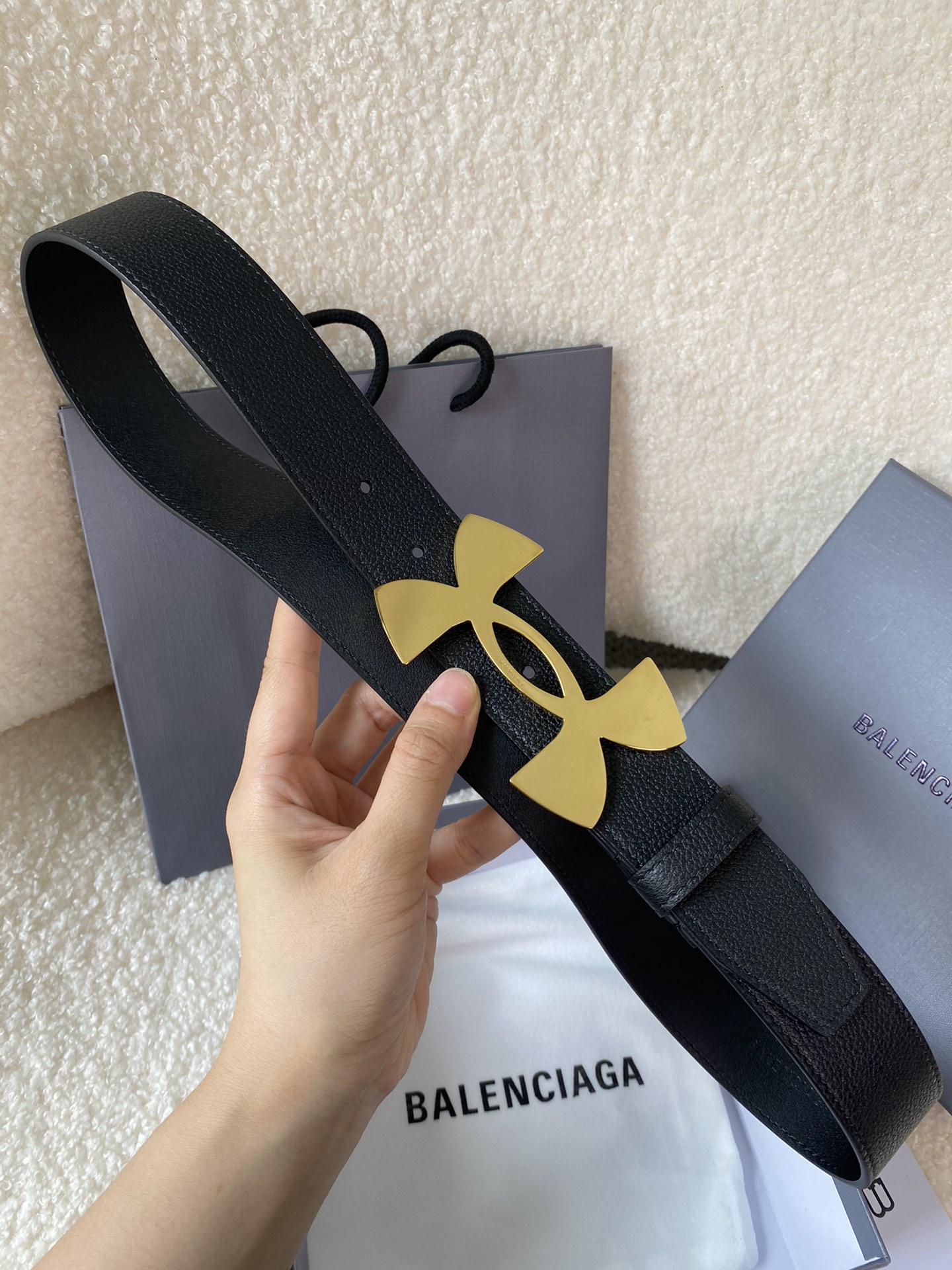 🅿️160 巴黎世家（Balenciaga）宽度3.5cm 是法国的奢侈品牌，作为时尚界最具影响力品牌之一的地位。设计师源于：都市时尚潮流独特的设计风格，采用进口小牛皮制作；搭配纯铜复古五金，使其更具魅力。值得拥有的百搭精品