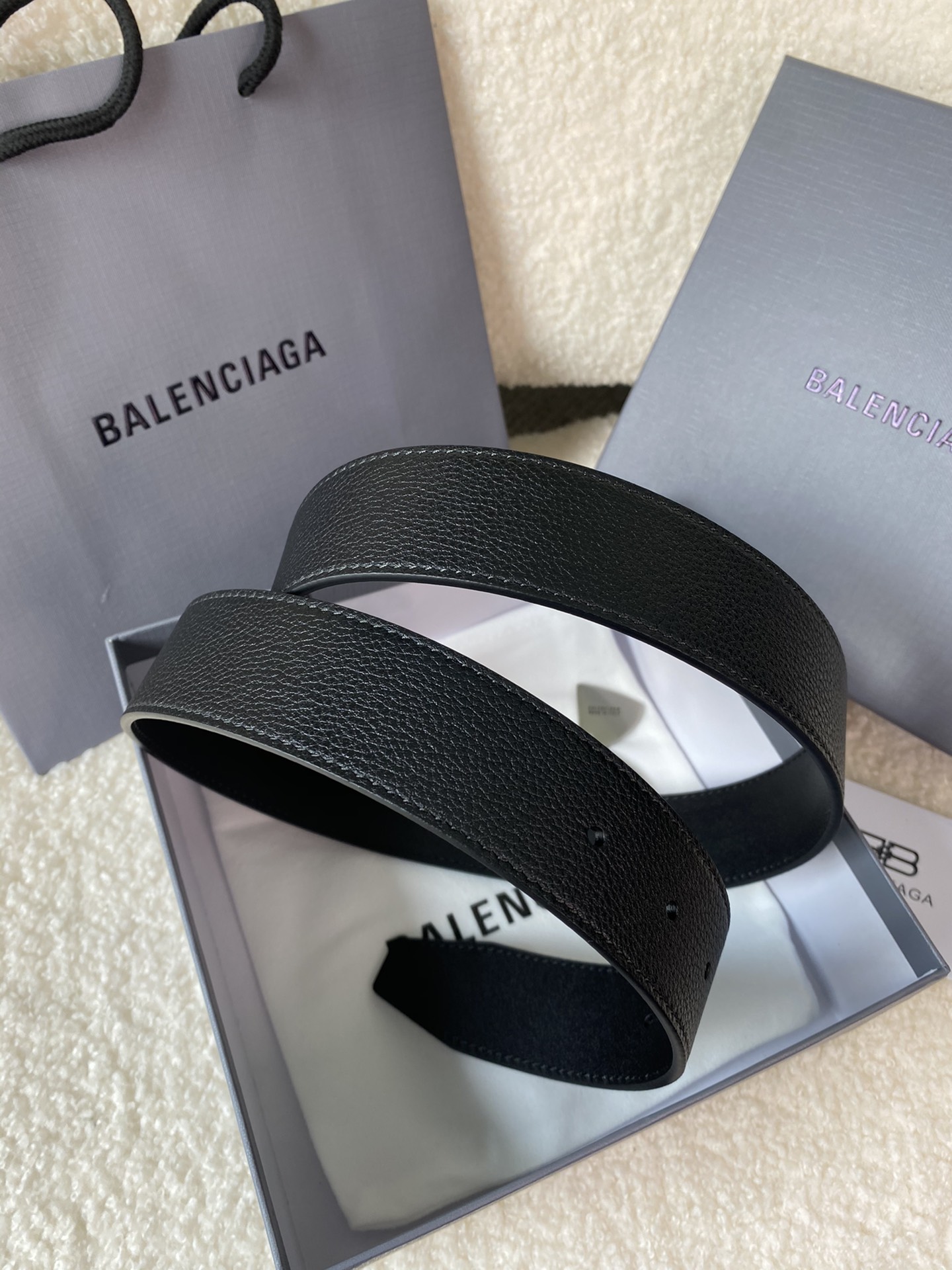 🅿️160 巴黎世家（Balenciaga）宽度3.5cm 是法国的奢侈品牌，作为时尚界最具影响力品牌之一的地位。设计师源于：都市时尚潮流独特的设计风格，采用进口小牛皮制作；搭配纯铜复古五金，使其更具魅力。值得拥有的百搭精品