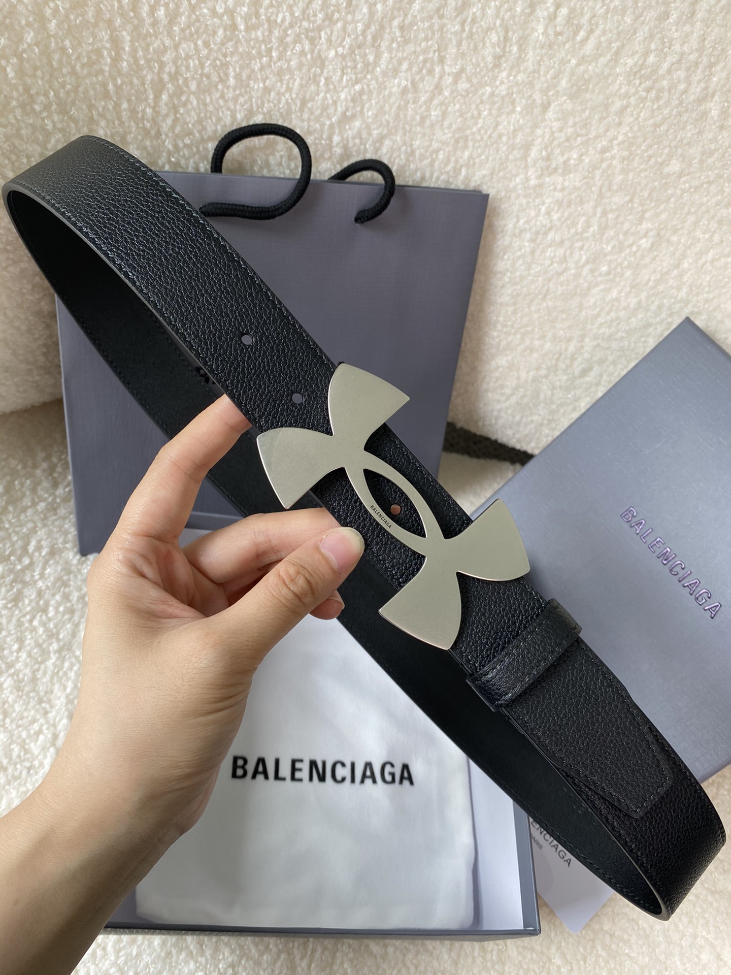 🅿️160 巴黎世家（Balenciaga）宽度3.5cm 是法国的奢侈品牌，作为时尚界最具影响力品牌之一的地位。设计师源于：都市时尚潮流独特的设计风格，采用进口小牛皮制作；搭配纯铜复古五金，使其更具魅力。值得拥有的百搭精品