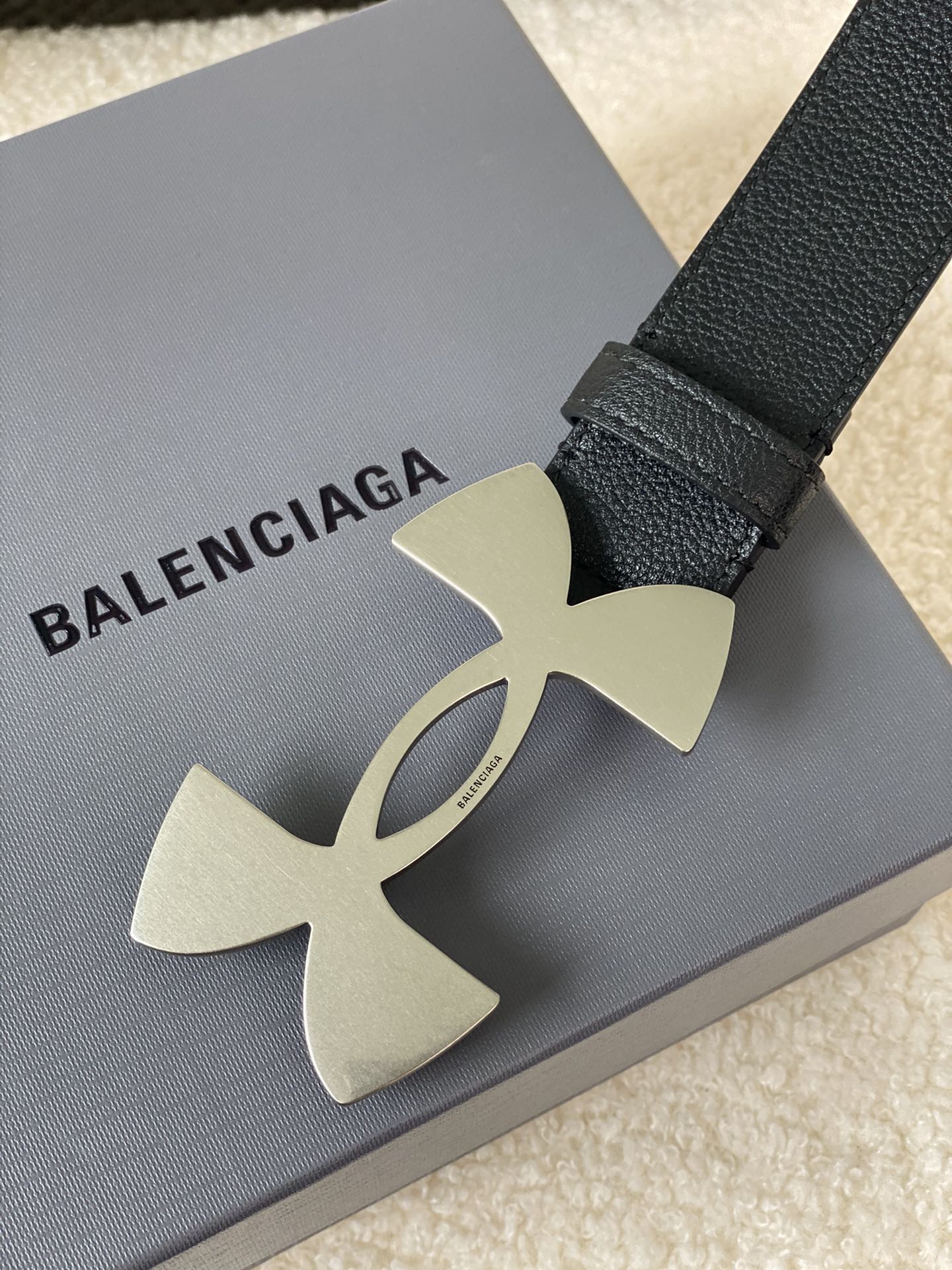 🅿️160 巴黎世家（Balenciaga）宽度3.5cm 是法国的奢侈品牌，作为时尚界最具影响力品牌之一的地位。设计师源于：都市时尚潮流独特的设计风格，采用进口小牛皮制作；搭配纯铜复古五金，使其更具魅力。值得拥有的百搭精品