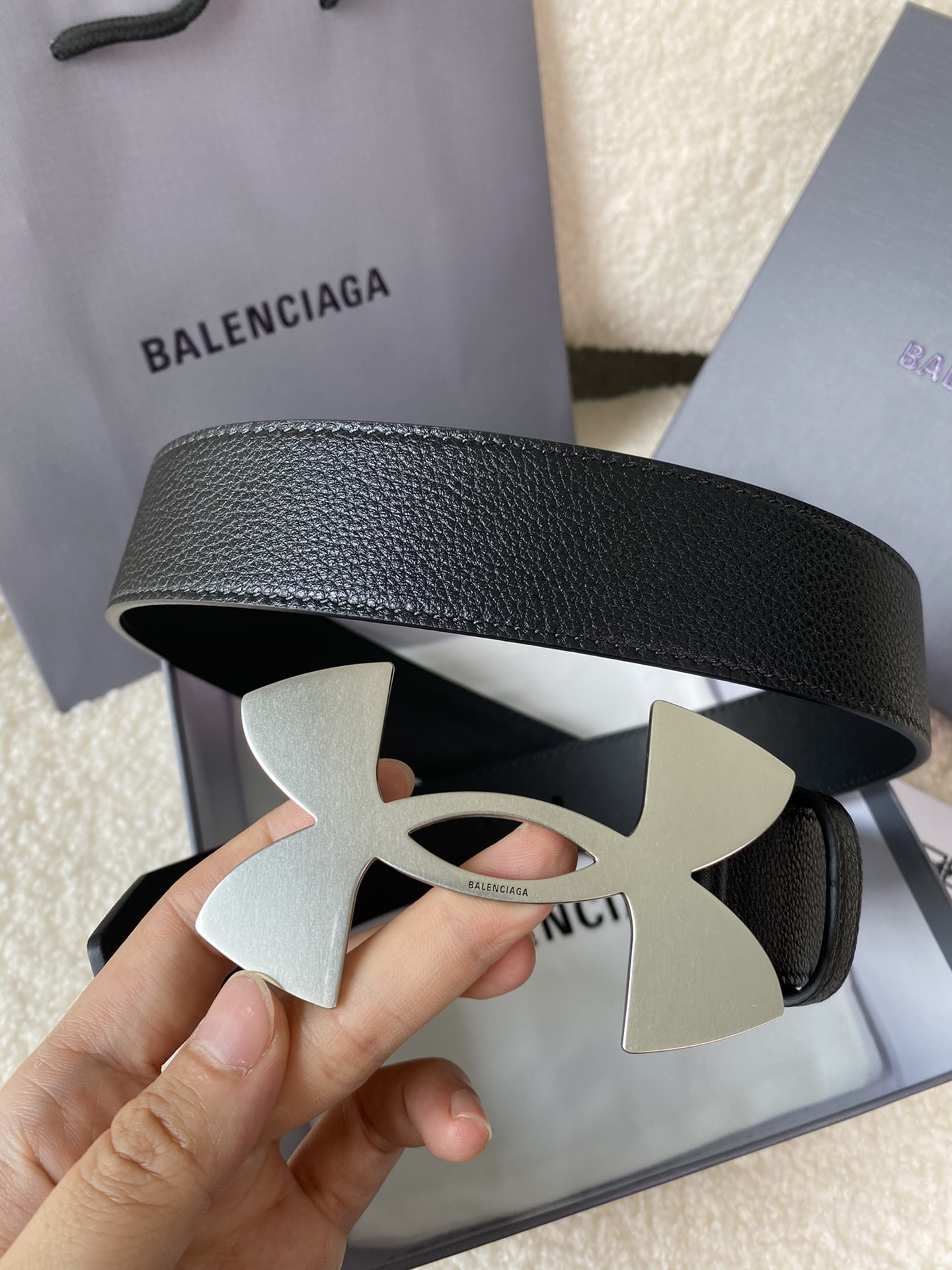 🅿️160 巴黎世家（Balenciaga）宽度3.5cm 是法国的奢侈品牌，作为时尚界最具影响力品牌之一的地位。设计师源于：都市时尚潮流独特的设计风格，采用进口小牛皮制作；搭配纯铜复古五金，使其更具魅力。值得拥有的百搭精品