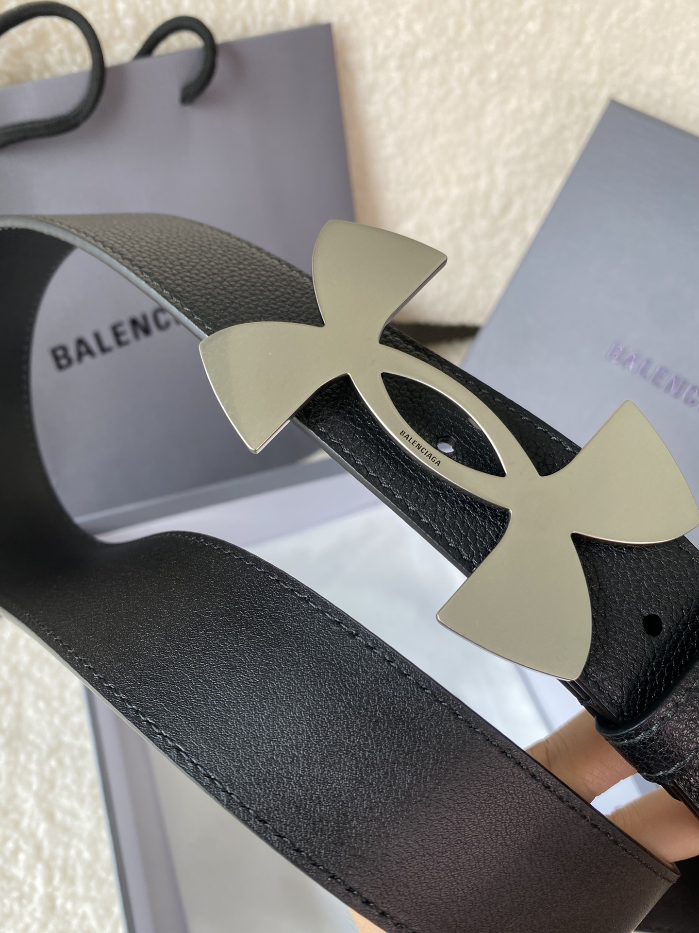 🅿️160 巴黎世家（Balenciaga）宽度3.5cm 是法国的奢侈品牌，作为时尚界最具影响力品牌之一的地位。设计师源于：都市时尚潮流独特的设计风格，采用进口小牛皮制作；搭配纯铜复古五金，使其更具魅力。值得拥有的百搭精品