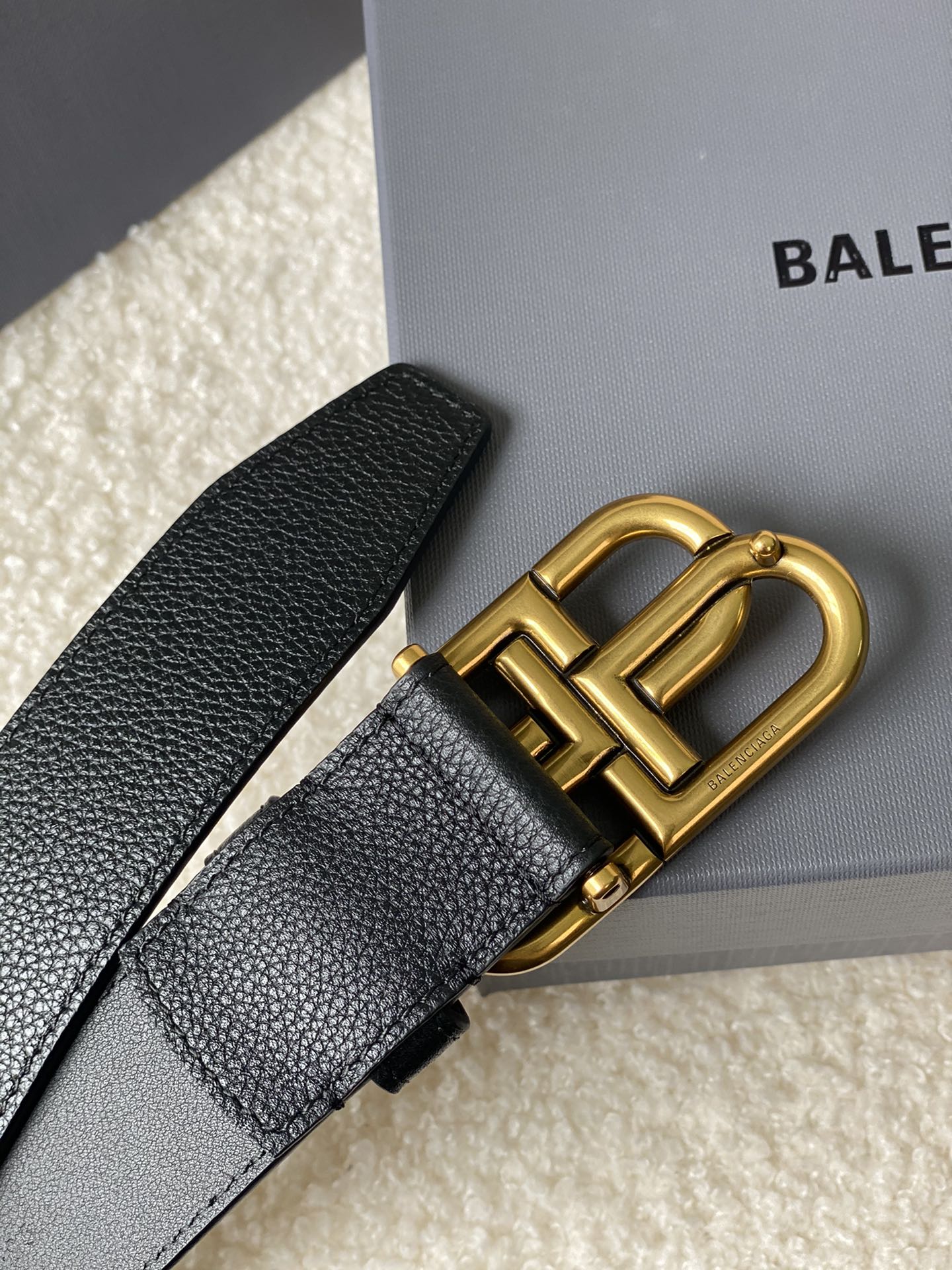 🅿️160 巴黎世家（Balenciaga）宽度3.5cm 是法国的奢侈品牌，作为时尚界最具影响力品牌之一的地位。设计师源于：都市时尚潮流独特的设计风格，采用进口小牛皮制作；搭配纯铜复古五金，使其更具魅力。值得拥有的百搭精品