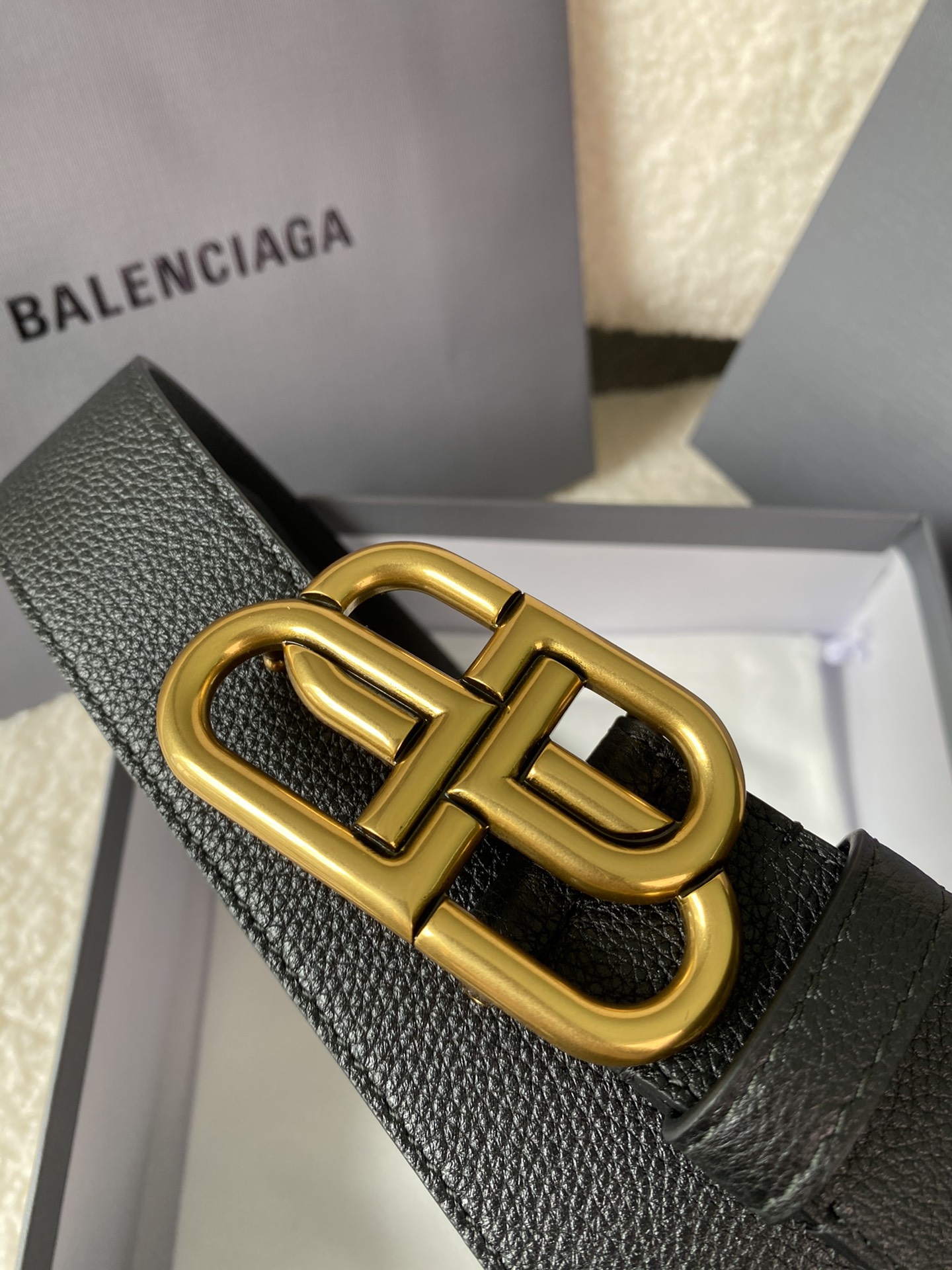 🅿️160 巴黎世家（Balenciaga）宽度3.5cm 是法国的奢侈品牌，作为时尚界最具影响力品牌之一的地位。设计师源于：都市时尚潮流独特的设计风格，采用进口小牛皮制作；搭配纯铜复古五金，使其更具魅力。值得拥有的百搭精品