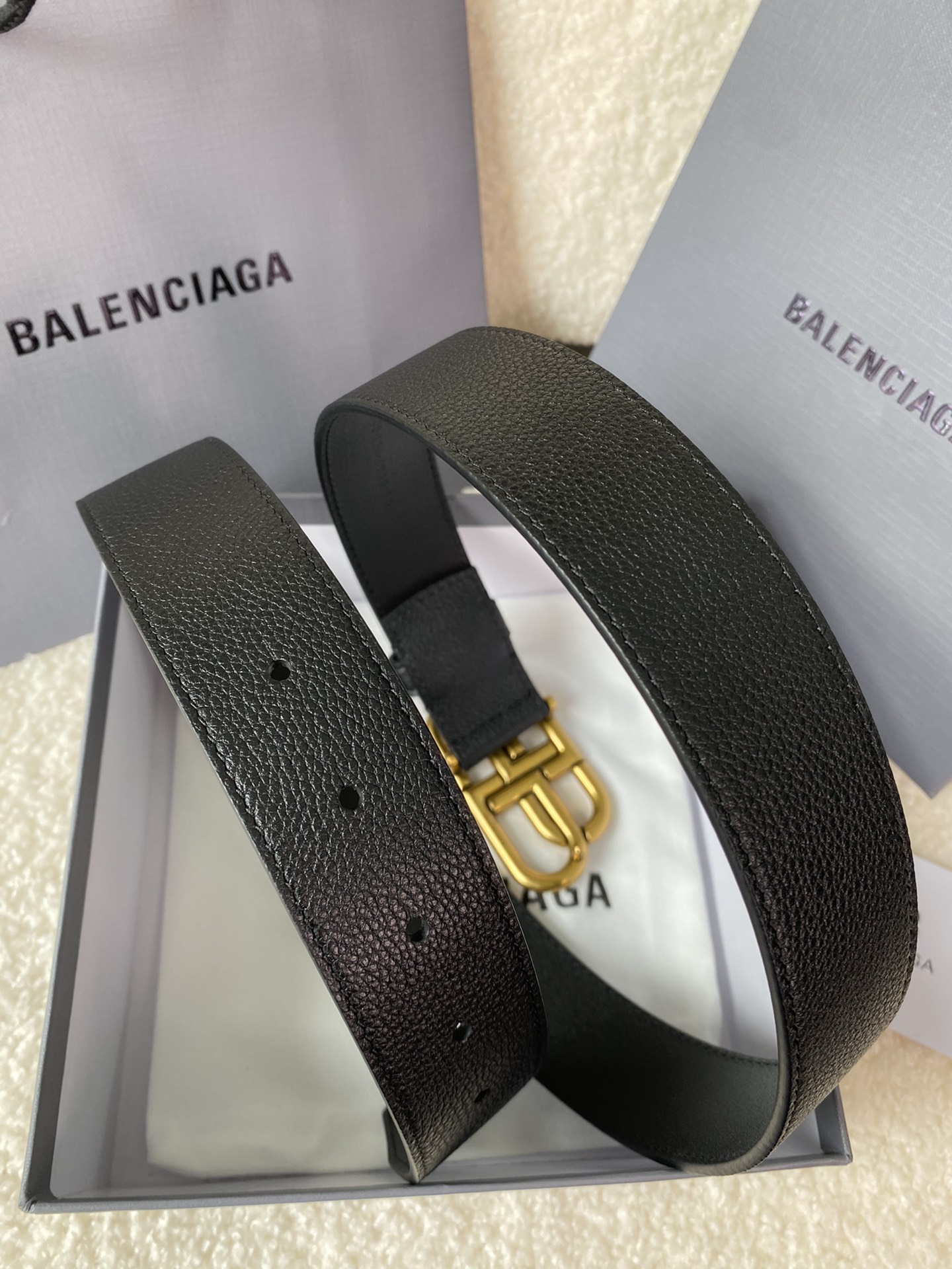 🅿️160 巴黎世家（Balenciaga）宽度3.5cm 是法国的奢侈品牌，作为时尚界最具影响力品牌之一的地位。设计师源于：都市时尚潮流独特的设计风格，采用进口小牛皮制作；搭配纯铜复古五金，使其更具魅力。值得拥有的百搭精品