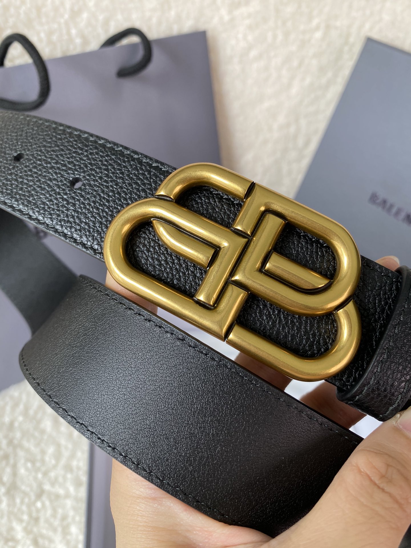 🅿️160 巴黎世家（Balenciaga）宽度3.5cm 是法国的奢侈品牌，作为时尚界最具影响力品牌之一的地位。设计师源于：都市时尚潮流独特的设计风格，采用进口小牛皮制作；搭配纯铜复古五金，使其更具魅力。值得拥有的百搭精品