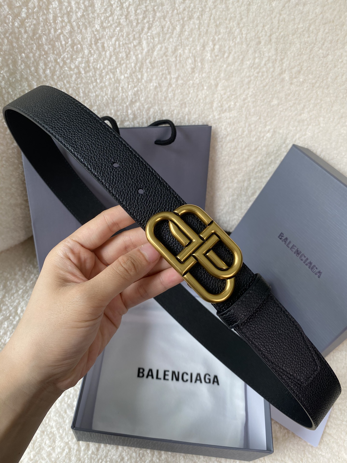 🅿️160 巴黎世家（Balenciaga）宽度3.5cm 是法国的奢侈品牌，作为时尚界最具影响力品牌之一的地位。设计师源于：都市时尚潮流独特的设计风格，采用进口小牛皮制作；搭配纯铜复古五金，使其更具魅力。值得拥有的百搭精品