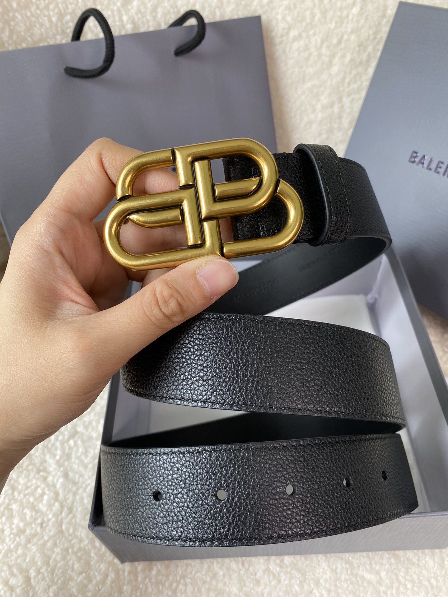 🅿️160 巴黎世家（Balenciaga）宽度3.5cm 是法国的奢侈品牌，作为时尚界最具影响力品牌之一的地位。设计师源于：都市时尚潮流独特的设计风格，采用进口小牛皮制作；搭配纯铜复古五金，使其更具魅力。值得拥有的百搭精品