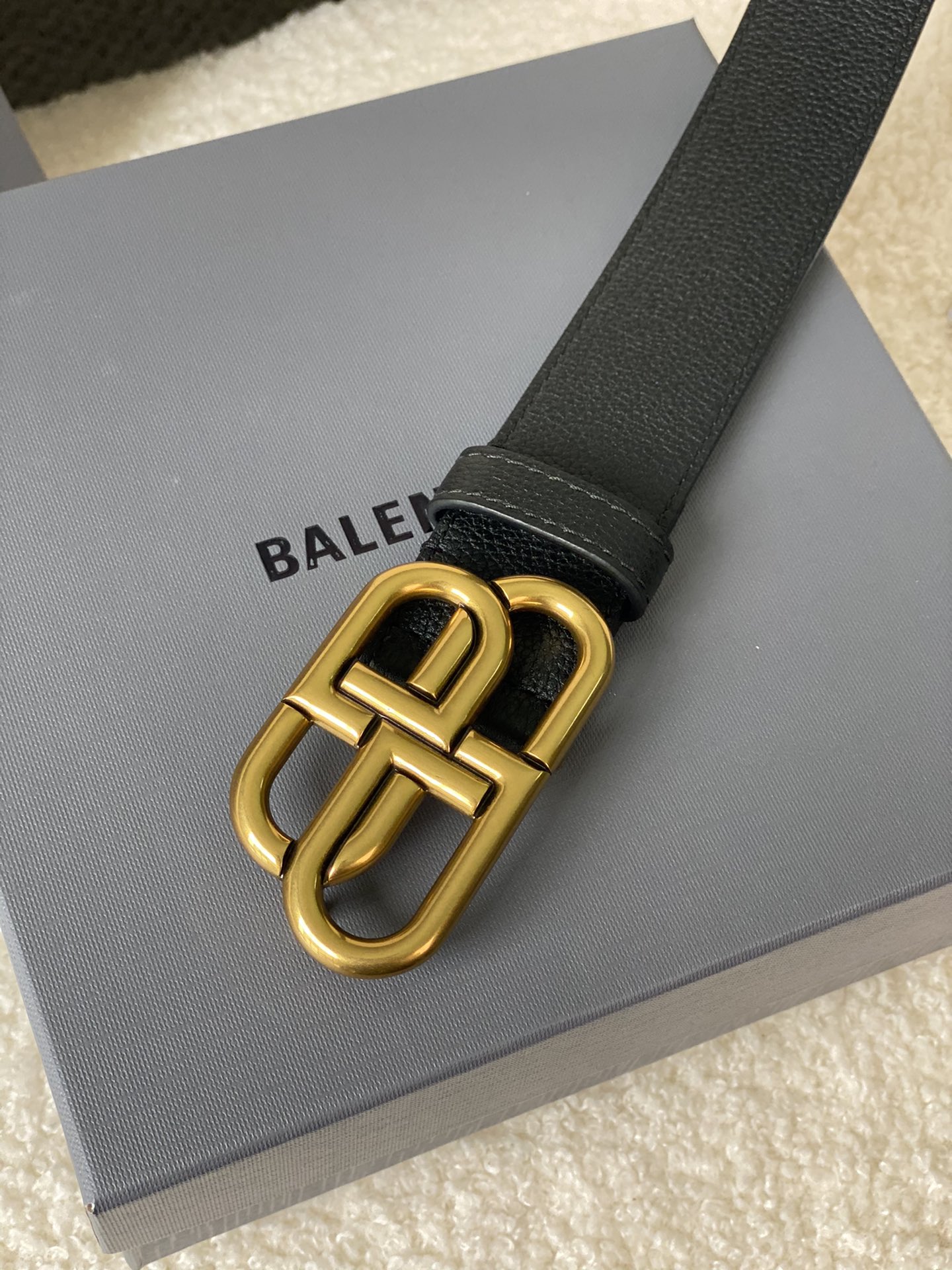 🅿️160 巴黎世家（Balenciaga）宽度3.5cm 是法国的奢侈品牌，作为时尚界最具影响力品牌之一的地位。设计师源于：都市时尚潮流独特的设计风格，采用进口小牛皮制作；搭配纯铜复古五金，使其更具魅力。值得拥有的百搭精品