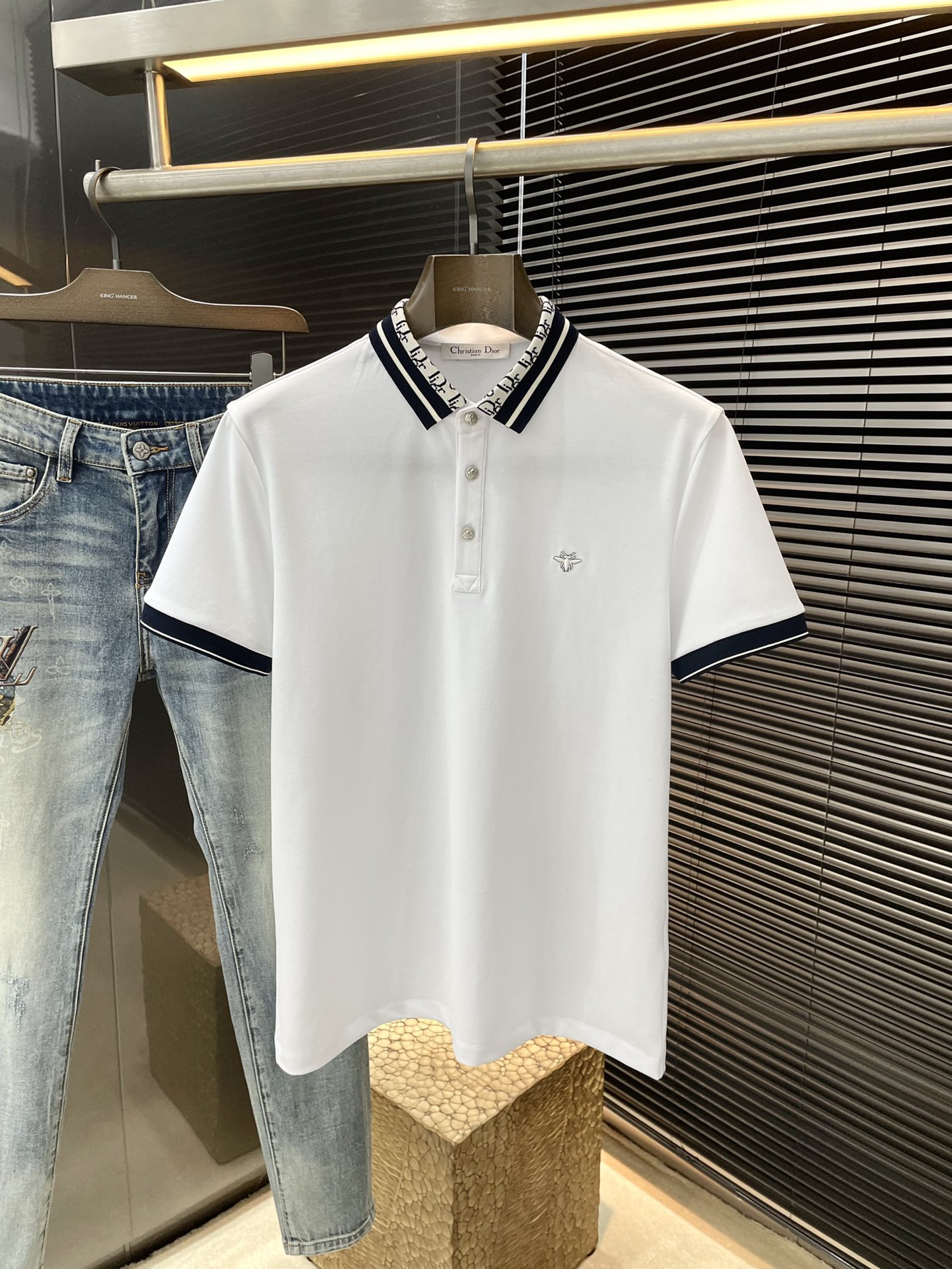 NO:160484,P Dior- (Dior) has the latest POLO short-sleeved spring and summer 2025, using the latest spandex fabric, which is resistant to washing and not easy to fade, has a soft feel and soft and comfortable composition. Classic design style, special customization, simple cutting and splicing, reflecting the extraordinary craftsmanship of workers, full of high-end and fashionable feeling!  The style is quite good at casual and versatile. Size M-3XL, dior, dior, T-shirt, alexander wang19860909P  Dior-（迪奥）2025年春夏最新款POLO短袖,采用最新氨纶面料,耐水洗不易掉色,手感柔软、成分柔软舒适 经典设计风格 特殊定制 简单的裁剪方式拼接,体现出工人不凡的工艺,高端时尚感十足！版型相当赞休闲百搭款.尺码 M-3XL,,dior,dior,T-shirt,alexander wang,Men's clothing