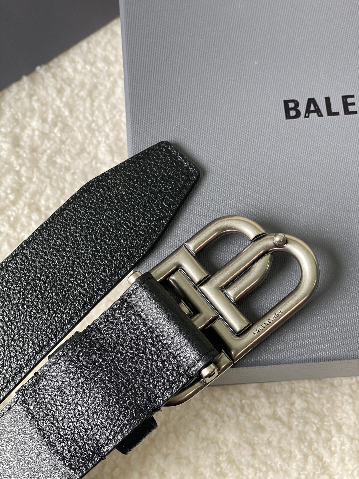 🅿️160 巴黎世家（Balenciaga）宽度3.5cm 是法国的奢侈品牌，作为时尚界最具影响力品牌之一的地位。设计师源于：都市时尚潮流独特的设计风格，采用进口小牛皮制作；搭配纯铜复古五金，使其更具魅力。值得拥有的百搭精品