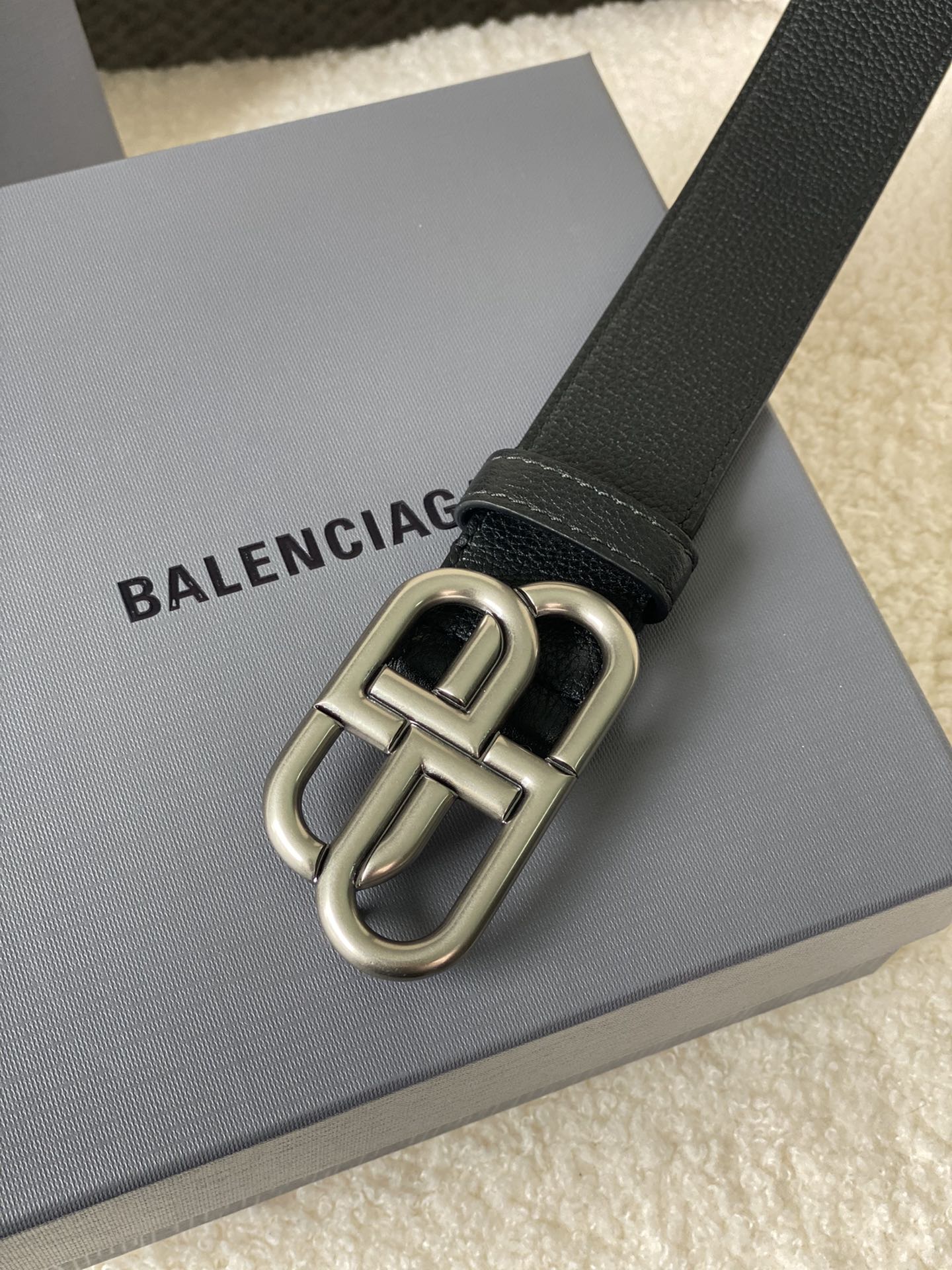 🅿️160 巴黎世家（Balenciaga）宽度3.5cm 是法国的奢侈品牌，作为时尚界最具影响力品牌之一的地位。设计师源于：都市时尚潮流独特的设计风格，采用进口小牛皮制作；搭配纯铜复古五金，使其更具魅力。值得拥有的百搭精品