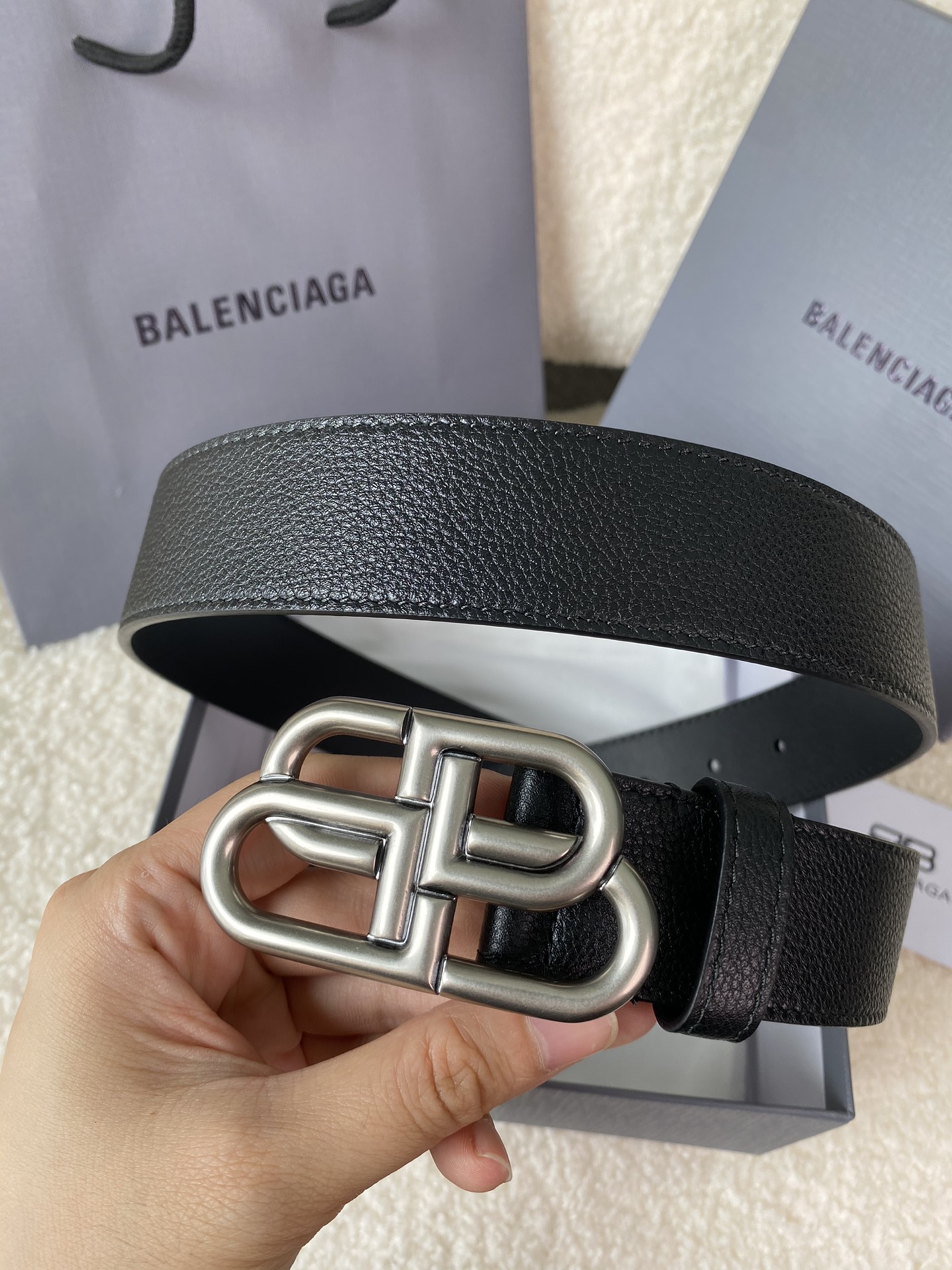 🅿️160 巴黎世家（Balenciaga）宽度3.5cm 是法国的奢侈品牌，作为时尚界最具影响力品牌之一的地位。设计师源于：都市时尚潮流独特的设计风格，采用进口小牛皮制作；搭配纯铜复古五金，使其更具魅力。值得拥有的百搭精品