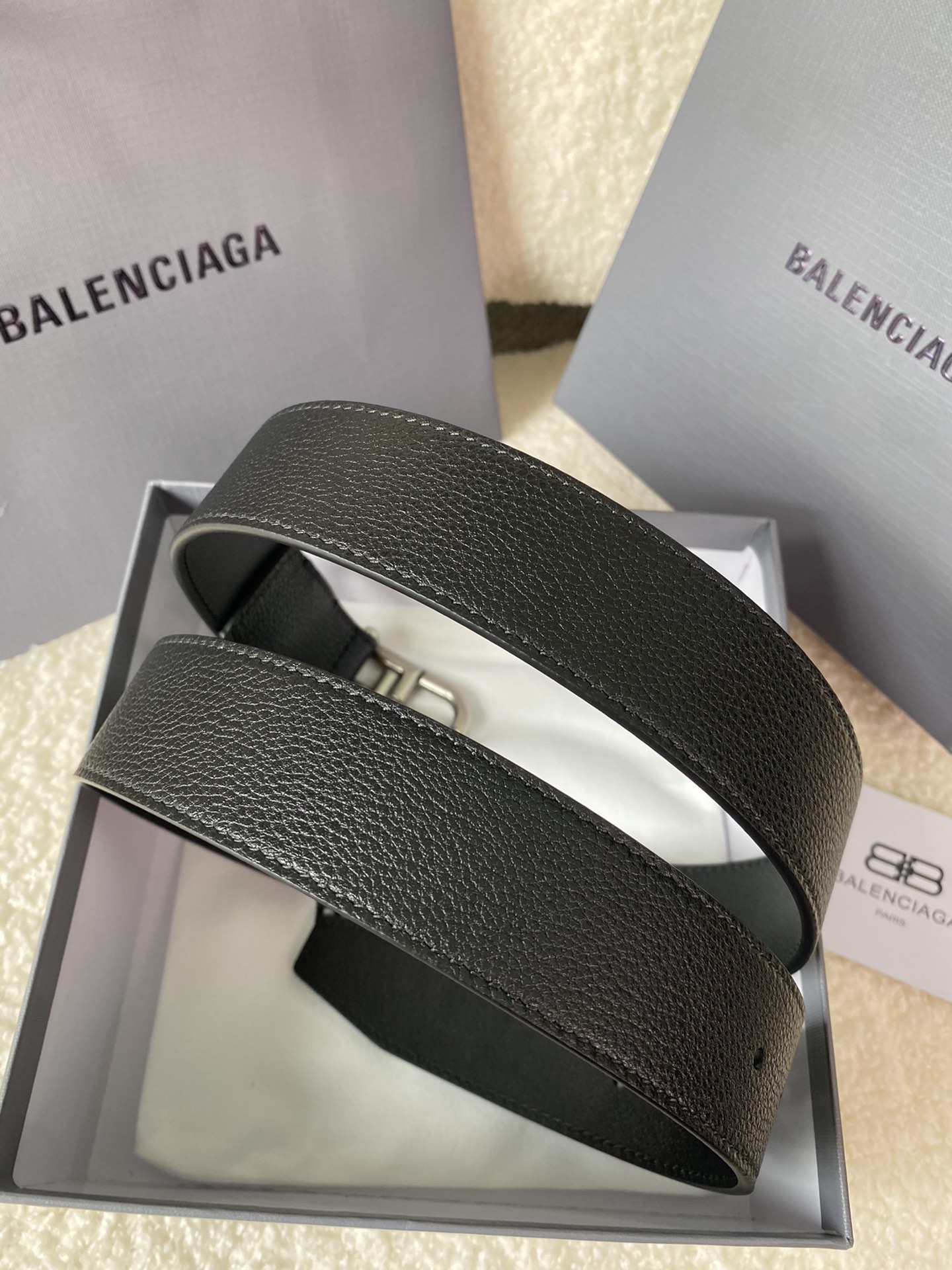 🅿️160 巴黎世家（Balenciaga）宽度3.5cm 是法国的奢侈品牌，作为时尚界最具影响力品牌之一的地位。设计师源于：都市时尚潮流独特的设计风格，采用进口小牛皮制作；搭配纯铜复古五金，使其更具魅力。值得拥有的百搭精品