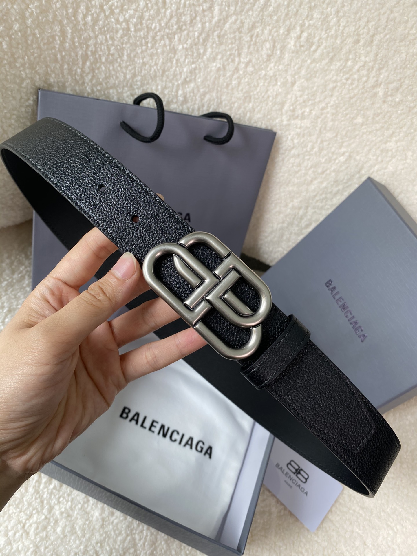 🅿️160 巴黎世家（Balenciaga）宽度3.5cm 是法国的奢侈品牌，作为时尚界最具影响力品牌之一的地位。设计师源于：都市时尚潮流独特的设计风格，采用进口小牛皮制作；搭配纯铜复古五金，使其更具魅力。值得拥有的百搭精品