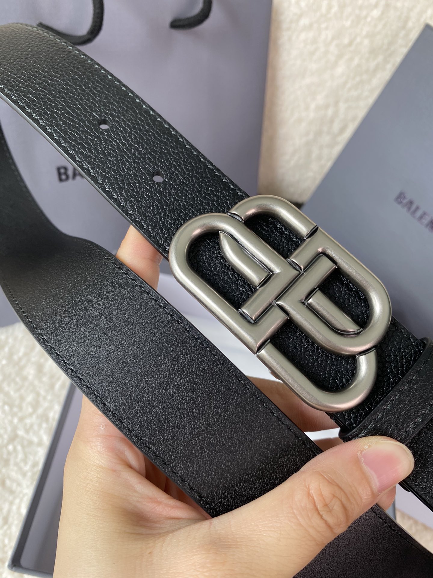🅿️160 巴黎世家（Balenciaga）宽度3.5cm 是法国的奢侈品牌，作为时尚界最具影响力品牌之一的地位。设计师源于：都市时尚潮流独特的设计风格，采用进口小牛皮制作；搭配纯铜复古五金，使其更具魅力。值得拥有的百搭精品