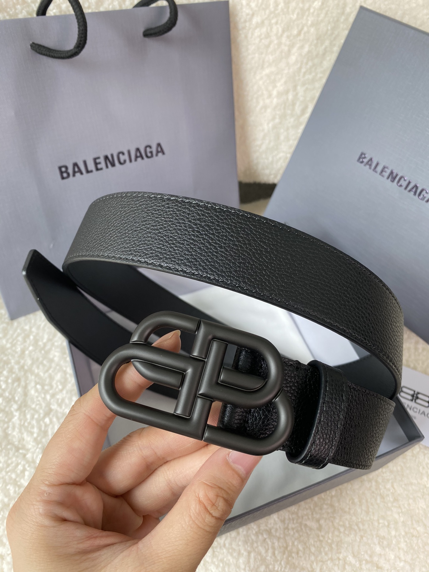 🅿️160 巴黎世家（Balenciaga）宽度3.5cm 是法国的奢侈品牌，作为时尚界最具影响力品牌之一的地位。设计师源于：都市时尚潮流独特的设计风格，采用进口小牛皮制作；搭配纯铜复古五金，使其更具魅力。值得拥有的百搭精品