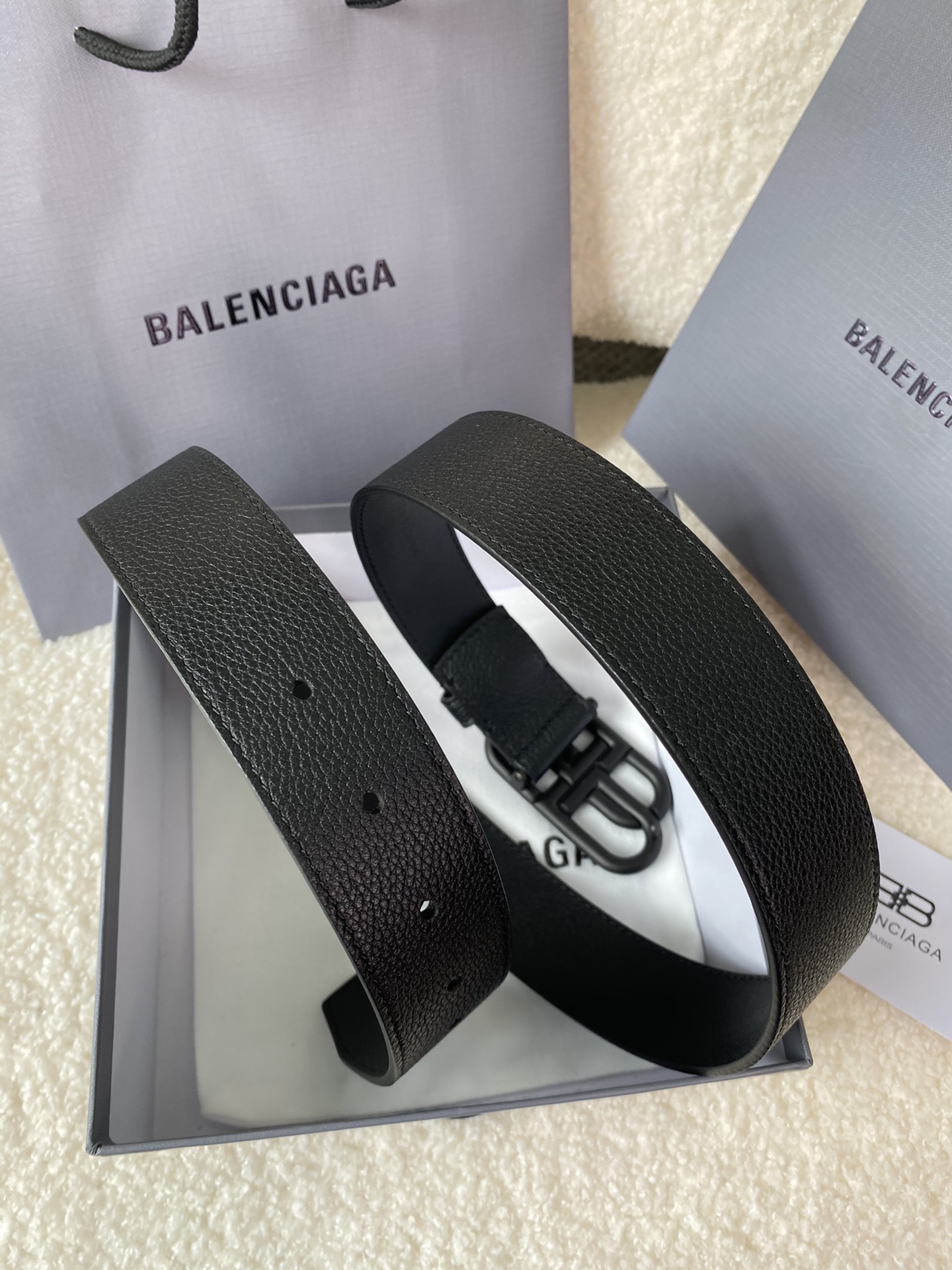 🅿️160 巴黎世家（Balenciaga）宽度3.5cm 是法国的奢侈品牌，作为时尚界最具影响力品牌之一的地位。设计师源于：都市时尚潮流独特的设计风格，采用进口小牛皮制作；搭配纯铜复古五金，使其更具魅力。值得拥有的百搭精品
