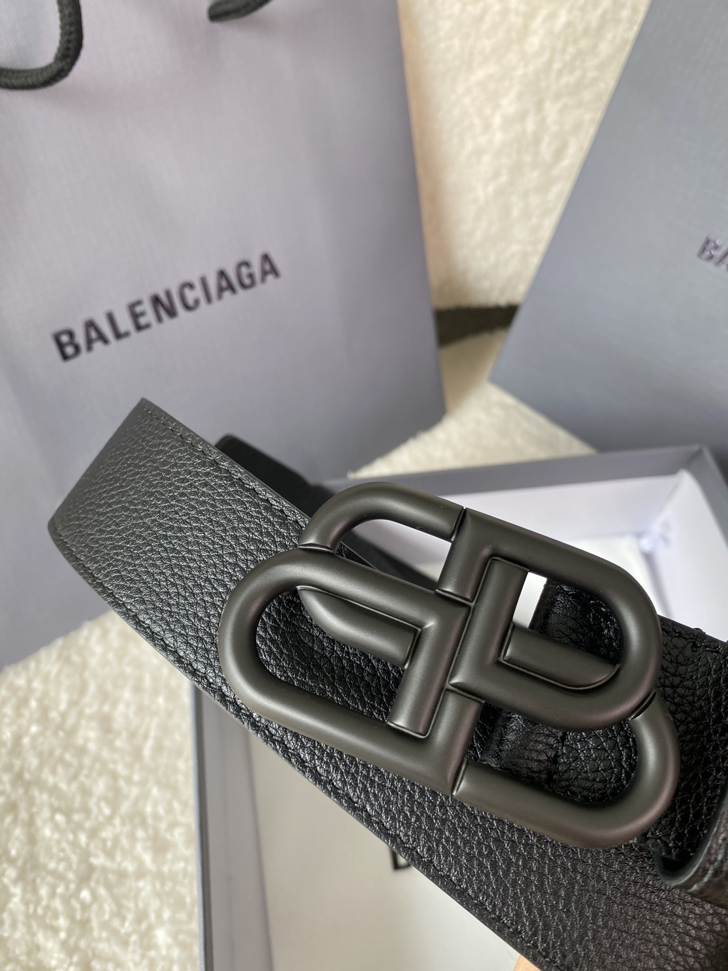 🅿️160 巴黎世家（Balenciaga）宽度3.5cm 是法国的奢侈品牌，作为时尚界最具影响力品牌之一的地位。设计师源于：都市时尚潮流独特的设计风格，采用进口小牛皮制作；搭配纯铜复古五金，使其更具魅力。值得拥有的百搭精品