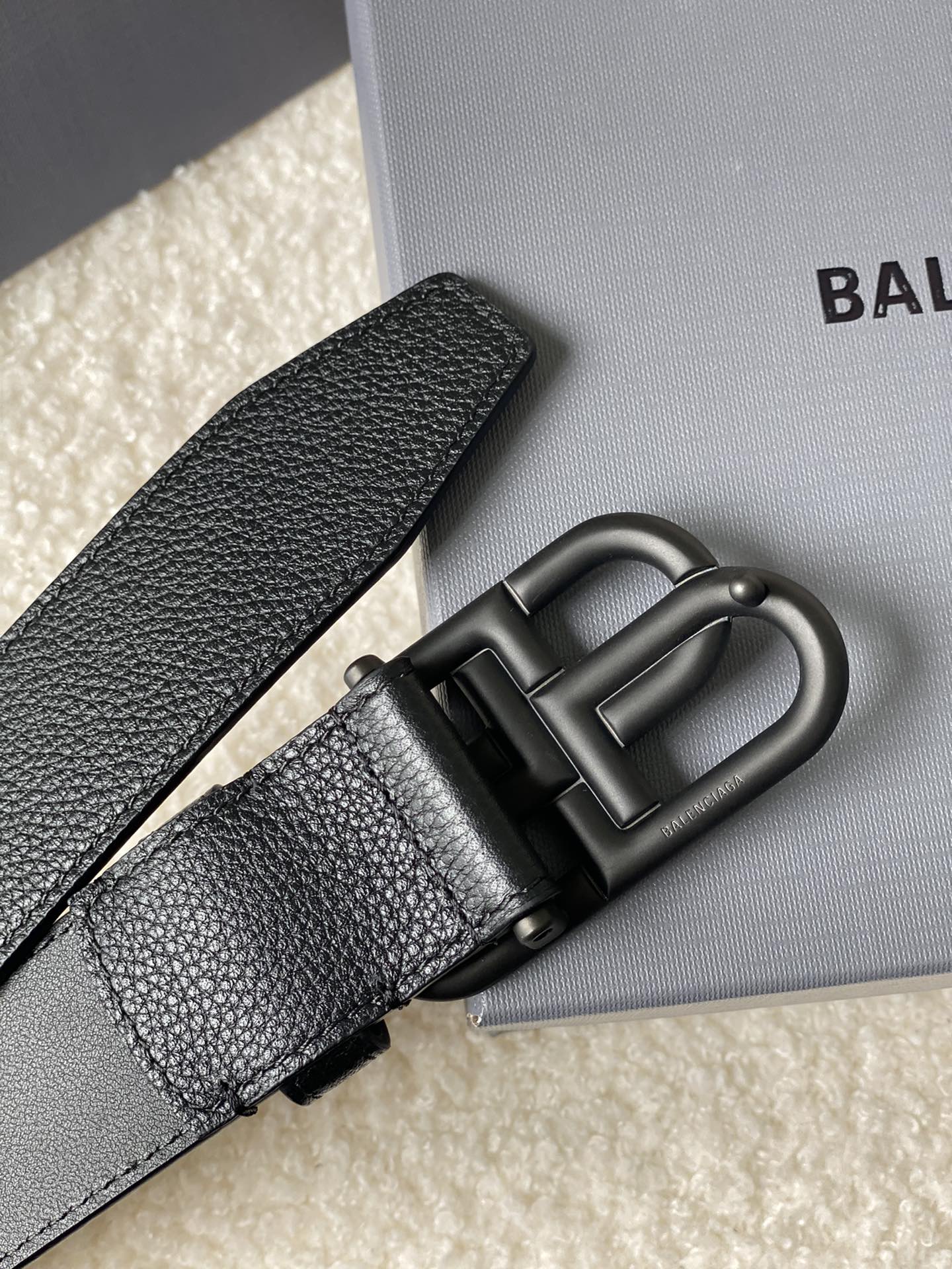 🅿️160 巴黎世家（Balenciaga）宽度3.5cm 是法国的奢侈品牌，作为时尚界最具影响力品牌之一的地位。设计师源于：都市时尚潮流独特的设计风格，采用进口小牛皮制作；搭配纯铜复古五金，使其更具魅力。值得拥有的百搭精品