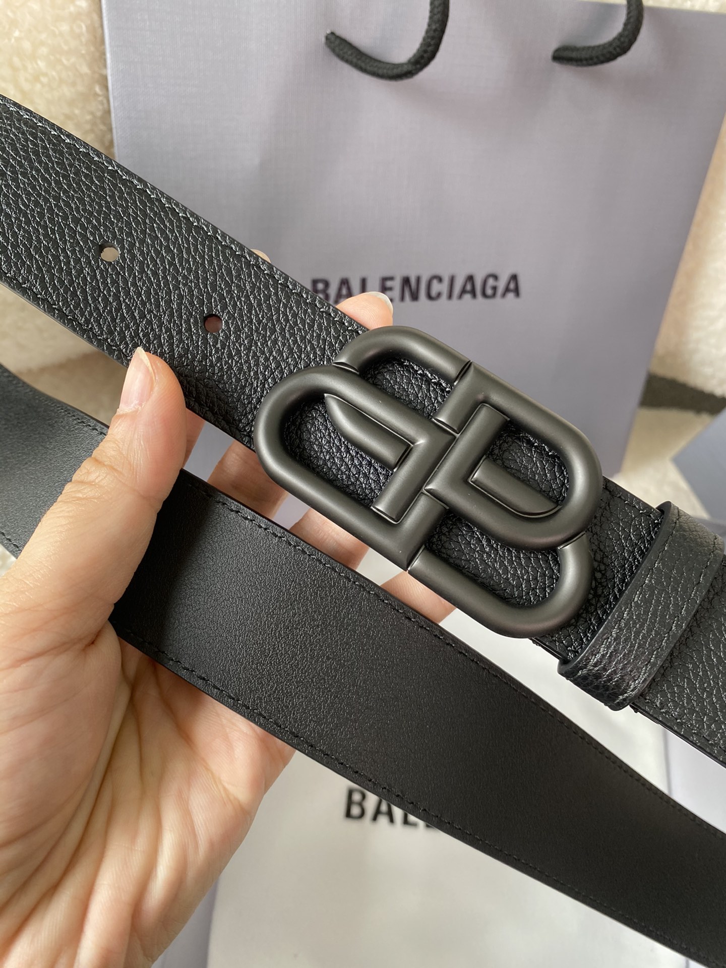 🅿️160 巴黎世家（Balenciaga）宽度3.5cm 是法国的奢侈品牌，作为时尚界最具影响力品牌之一的地位。设计师源于：都市时尚潮流独特的设计风格，采用进口小牛皮制作；搭配纯铜复古五金，使其更具魅力。值得拥有的百搭精品