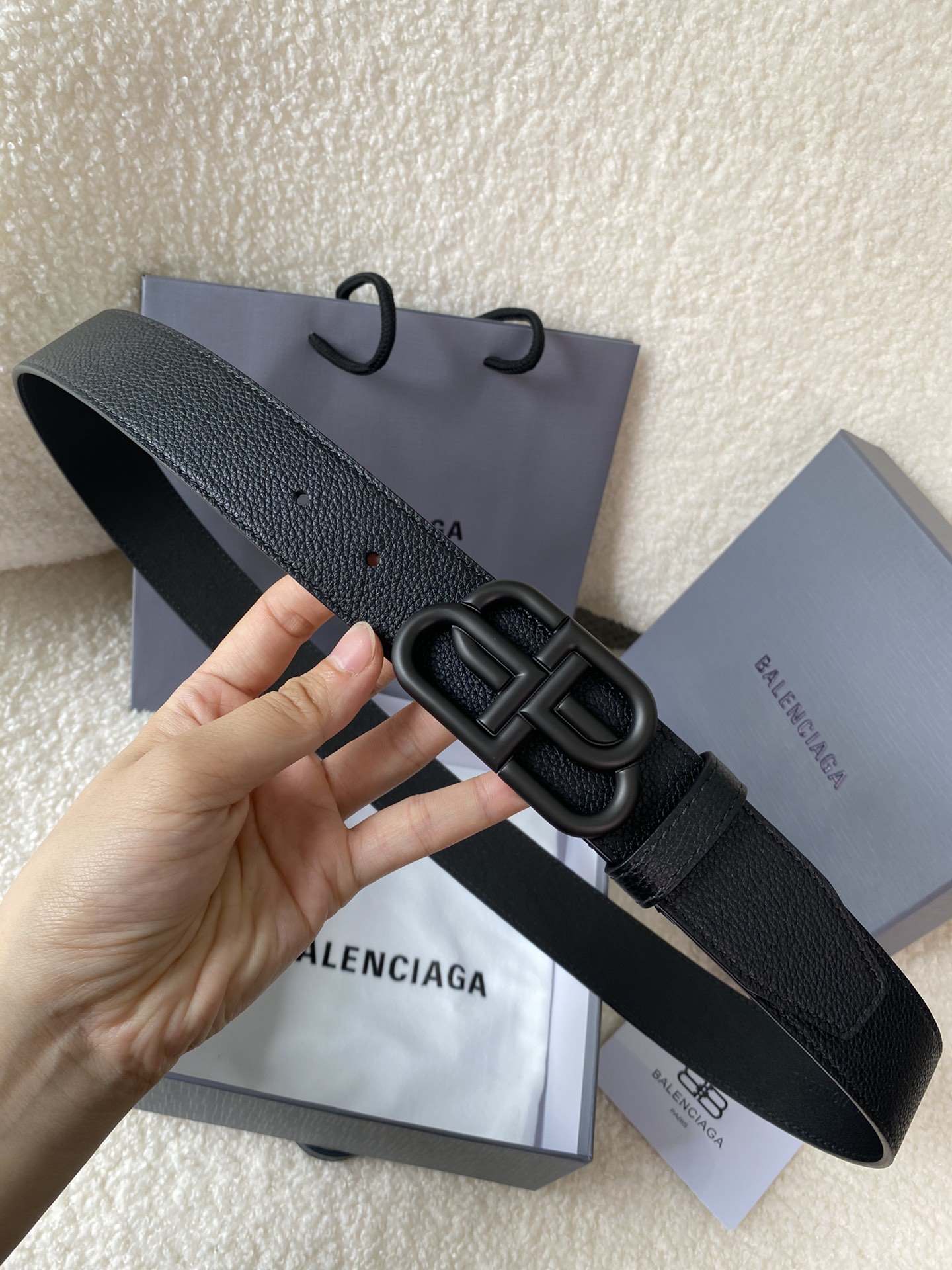 🅿️160 巴黎世家（Balenciaga）宽度3.5cm 是法国的奢侈品牌，作为时尚界最具影响力品牌之一的地位。设计师源于：都市时尚潮流独特的设计风格，采用进口小牛皮制作；搭配纯铜复古五金，使其更具魅力。值得拥有的百搭精品
