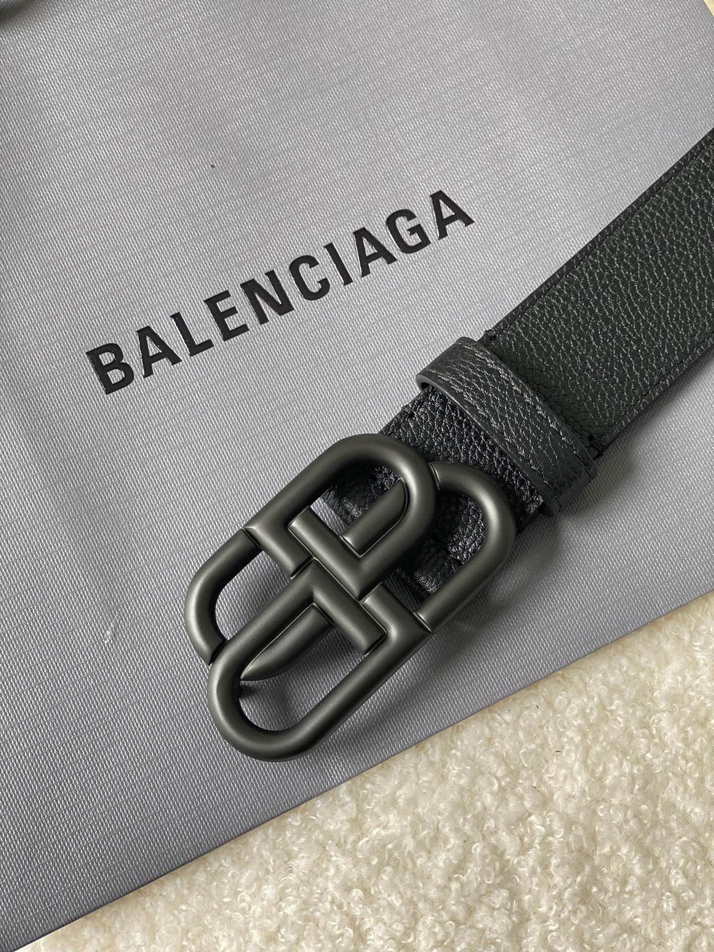 🅿️160 巴黎世家（Balenciaga）宽度3.5cm 是法国的奢侈品牌，作为时尚界最具影响力品牌之一的地位。设计师源于：都市时尚潮流独特的设计风格，采用进口小牛皮制作；搭配纯铜复古五金，使其更具魅力。值得拥有的百搭精品