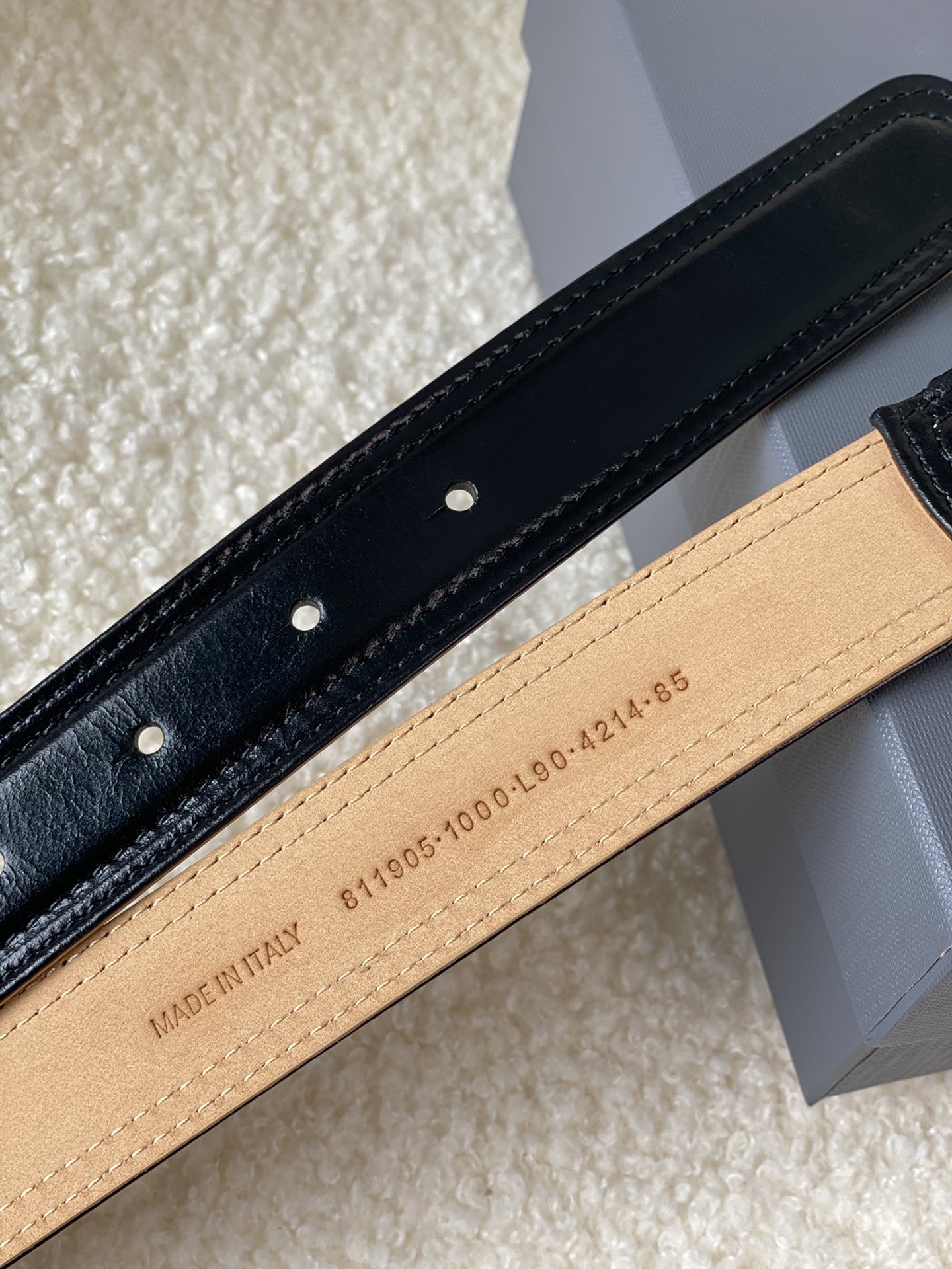 🅿️180 巴黎世家（Balenciaga）宽度3.0cm 是法国的奢侈品牌，作为时尚界最具影响力品牌之一的地位。设计师源于：都市时尚潮流独特的设计风格，采用进口小牛皮制作；搭配纯铜复古五金，使其更具魅力。值得拥有的百搭精品
