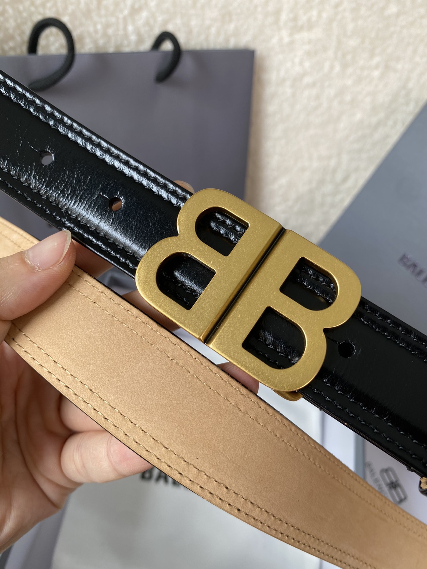 🅿️180 巴黎世家（Balenciaga）宽度3.0cm 是法国的奢侈品牌，作为时尚界最具影响力品牌之一的地位。设计师源于：都市时尚潮流独特的设计风格，采用进口小牛皮制作；搭配纯铜复古五金，使其更具魅力。值得拥有的百搭精品