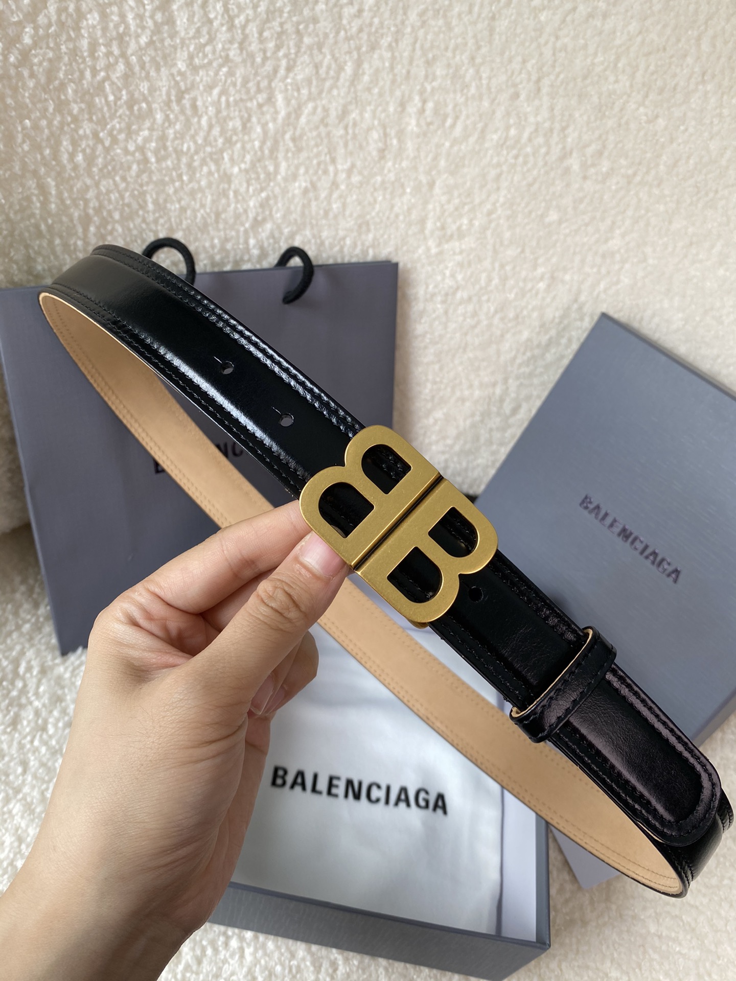🅿️180 巴黎世家（Balenciaga）宽度3.0cm 是法国的奢侈品牌，作为时尚界最具影响力品牌之一的地位。设计师源于：都市时尚潮流独特的设计风格，采用进口小牛皮制作；搭配纯铜复古五金，使其更具魅力。值得拥有的百搭精品