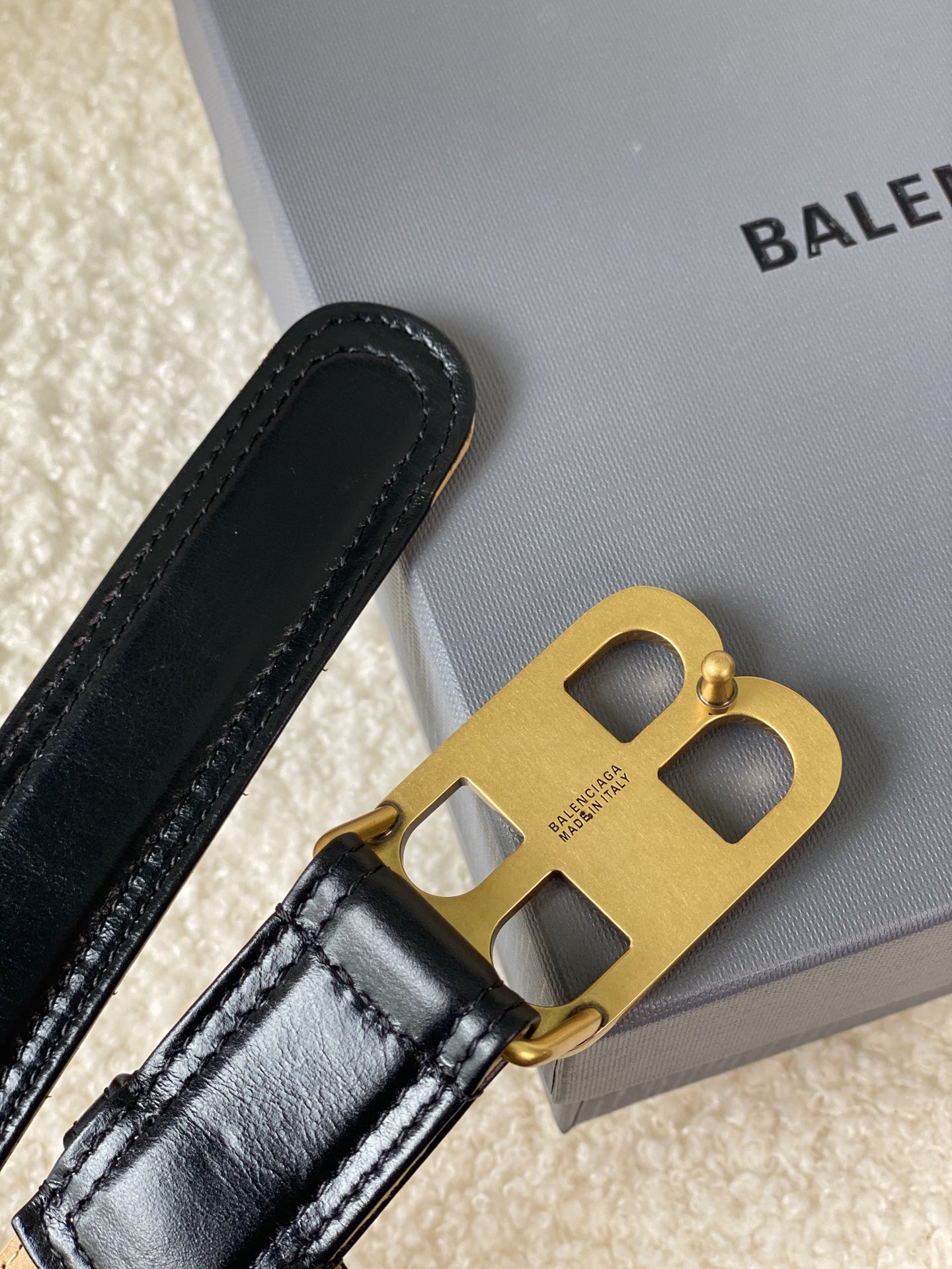 🅿️180 巴黎世家（Balenciaga）宽度3.0cm 是法国的奢侈品牌，作为时尚界最具影响力品牌之一的地位。设计师源于：都市时尚潮流独特的设计风格，采用进口小牛皮制作；搭配纯铜复古五金，使其更具魅力。值得拥有的百搭精品