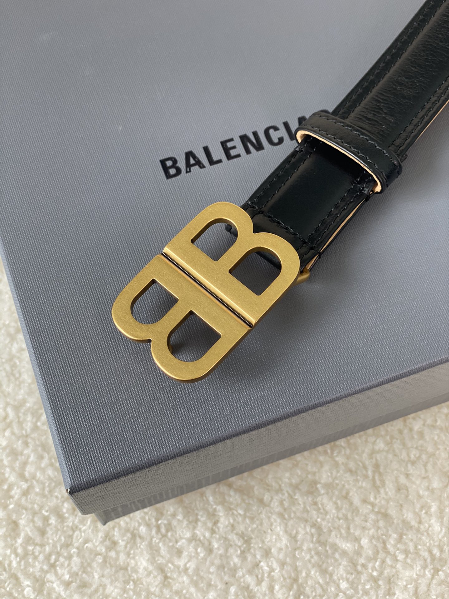 🅿️180 巴黎世家（Balenciaga）宽度3.0cm 是法国的奢侈品牌，作为时尚界最具影响力品牌之一的地位。设计师源于：都市时尚潮流独特的设计风格，采用进口小牛皮制作；搭配纯铜复古五金，使其更具魅力。值得拥有的百搭精品