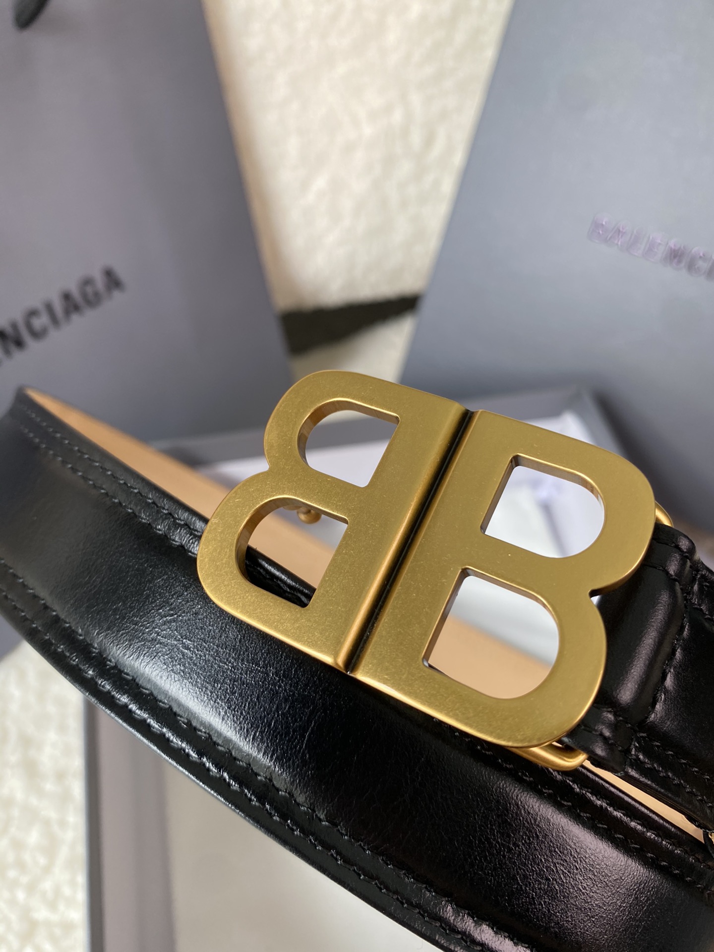 🅿️180 巴黎世家（Balenciaga）宽度3.0cm 是法国的奢侈品牌，作为时尚界最具影响力品牌之一的地位。设计师源于：都市时尚潮流独特的设计风格，采用进口小牛皮制作；搭配纯铜复古五金，使其更具魅力。值得拥有的百搭精品