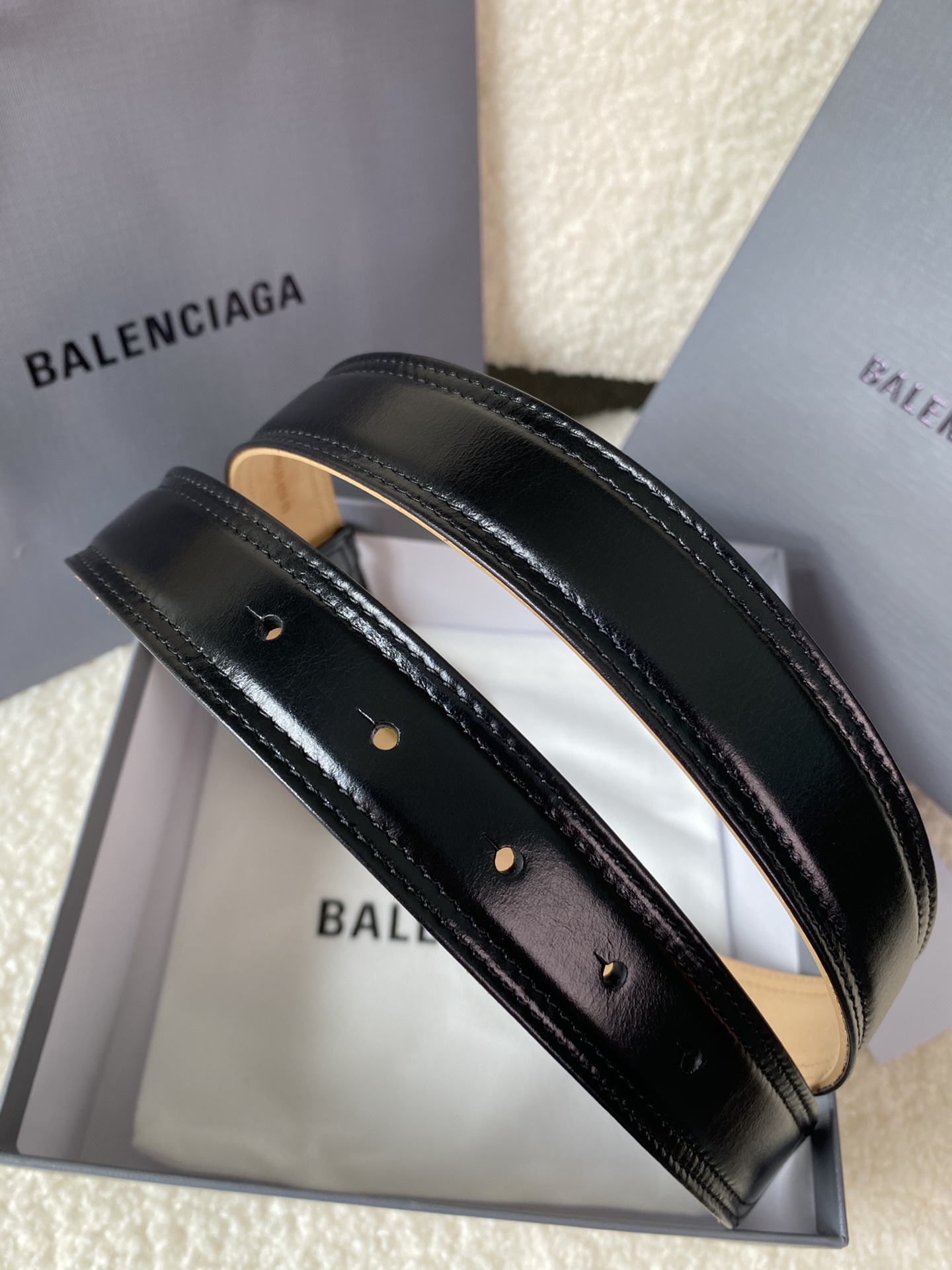 🅿️180 巴黎世家（Balenciaga）宽度3.0cm 是法国的奢侈品牌，作为时尚界最具影响力品牌之一的地位。设计师源于：都市时尚潮流独特的设计风格，采用进口小牛皮制作；搭配纯铜复古五金，使其更具魅力。值得拥有的百搭精品