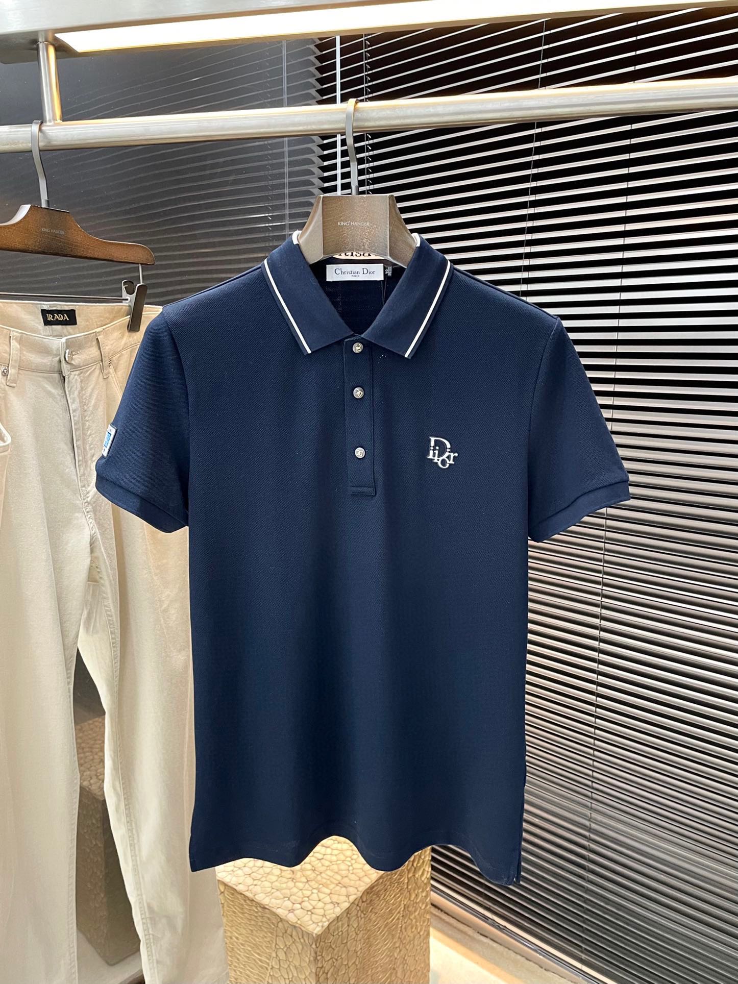 NO:160485,P Dior- (Dior) has the latest POLO short-sleeved spring and summer 2025, using the latest cotton fabric, which is resistant to washing and not easy to fade, has a soft feel and soft and comfortable composition. Classic design style, special customization, simple cutting and splicing, reflecting the extraordinary craftsmanship of workers, full of high-end and fashionable feeling!  The style is quite good at casual and versatile. Size 48-54,,dior,dior,T-shirt,alexander wang19860909P  Dior-（迪奥）2025年春夏最新款POLO短袖,采用最新棉面料,耐水洗不易掉色,手感柔软、成分柔软舒适 经典设计风格 特殊定制 简单的裁剪方式拼接,体现出工人不凡的工艺,高端时尚感十足！版型相当赞休闲百搭款.尺码 48-54,,dior,dior,T-shirt,alexander wang,Men's clothing