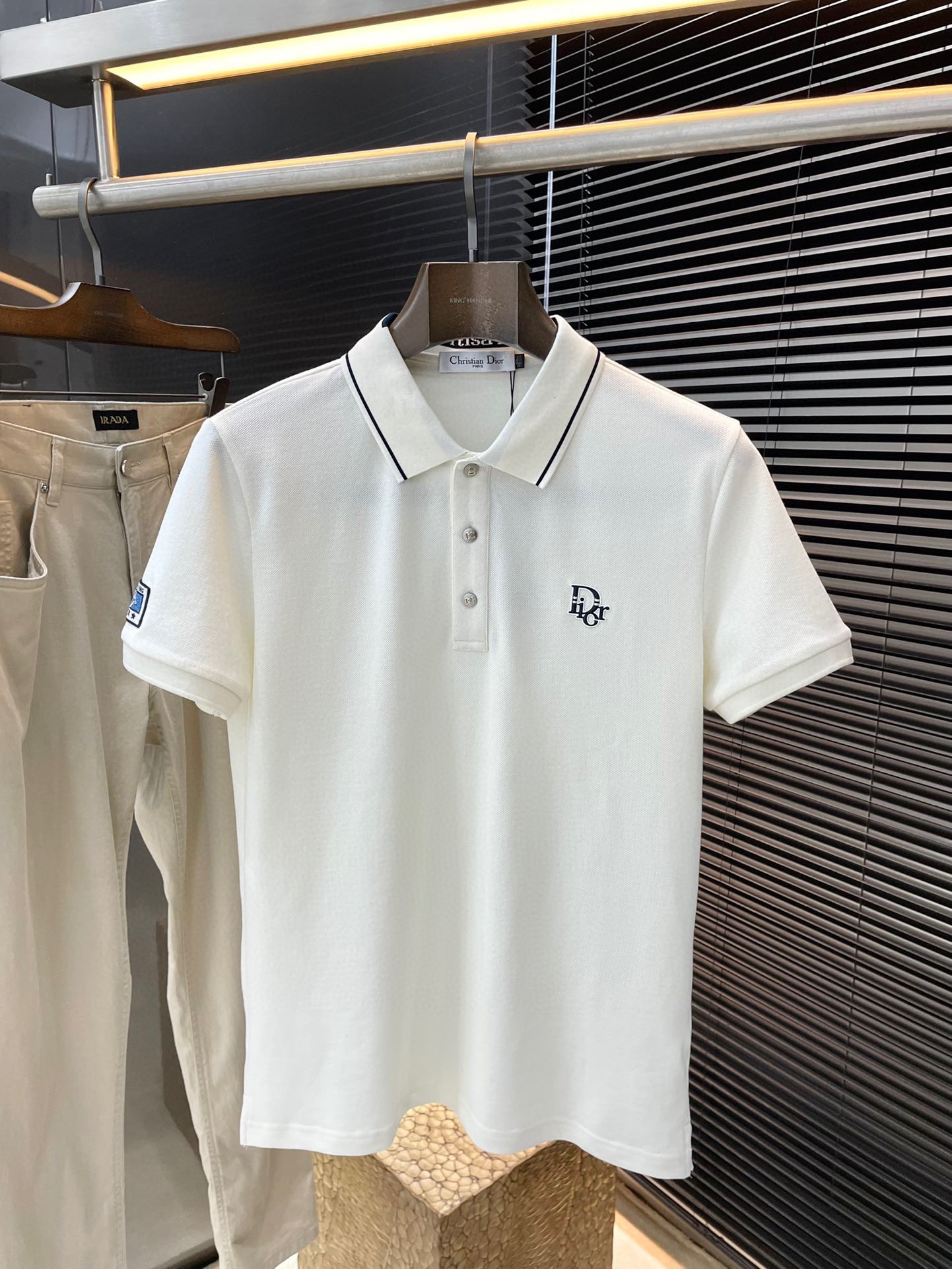 NO:160455,P Dior- (Dior) has the latest POLO short-sleeved spring and summer 2025, using the latest cotton fabric, which is resistant to washing and not easy to fade, has a soft feel and soft and comfortable composition. Classic design style, special customization, simple cutting and splicing, reflecting the extraordinary craftsmanship of workers, full of high-end and fashionable feeling!  The style is quite good at casual and versatile. Size 48-56,,dior,dior,T-shirt,alexander wang19860909P  Dior-（迪奥）2025年春夏最新款POLO短袖,采用最新棉面料,耐水洗不易掉色,手感柔软、成分柔软舒适 经典设计风格 特殊定制 简单的裁剪方式拼接,体现出工人不凡的工艺,高端时尚感十足！版型相当赞休闲百搭款.尺码 48-56,,dior,dior,T-shirt,alexander wang,Men's clothing