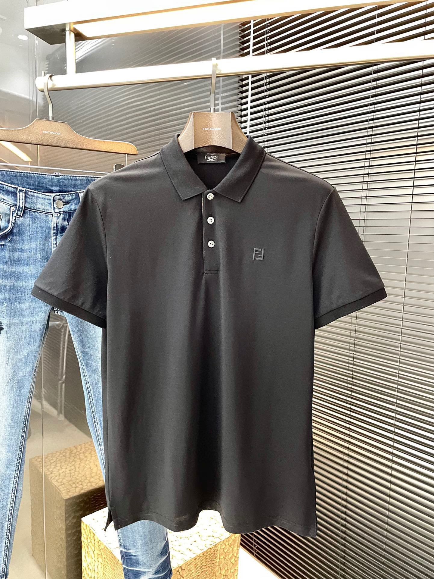 NO:161592,P FENDI- (Fendi) The latest POLO short-sleeved sleeves in spring and summer 2025, uses the latest cotton fabric, which is resistant to washing and not easy to fade, has a soft feel and soft and comfortable composition. Classic design style, special customization, simple cutting and splicing, reflecting the extraordinary craftsmanship of workers, full of high-end fashion sense!  The style is quite good at casual and versatile. Size M-3XL, fendi, fendi, T-shirt, alexander wang19860909P  FENDI-（芬迪）2025春夏最新款POLO短袖,采用最新棉面料,耐水洗不易掉色,手感柔软、成分柔软舒适 经典设计风格 特殊定制 简单的裁剪方式拼接,体现出工人不凡的工艺,高端时尚感十足！版型相当赞休闲百搭款.尺码 M-3XL,,fendi,fendi,T-shirt,alexander wang,Men's clothing