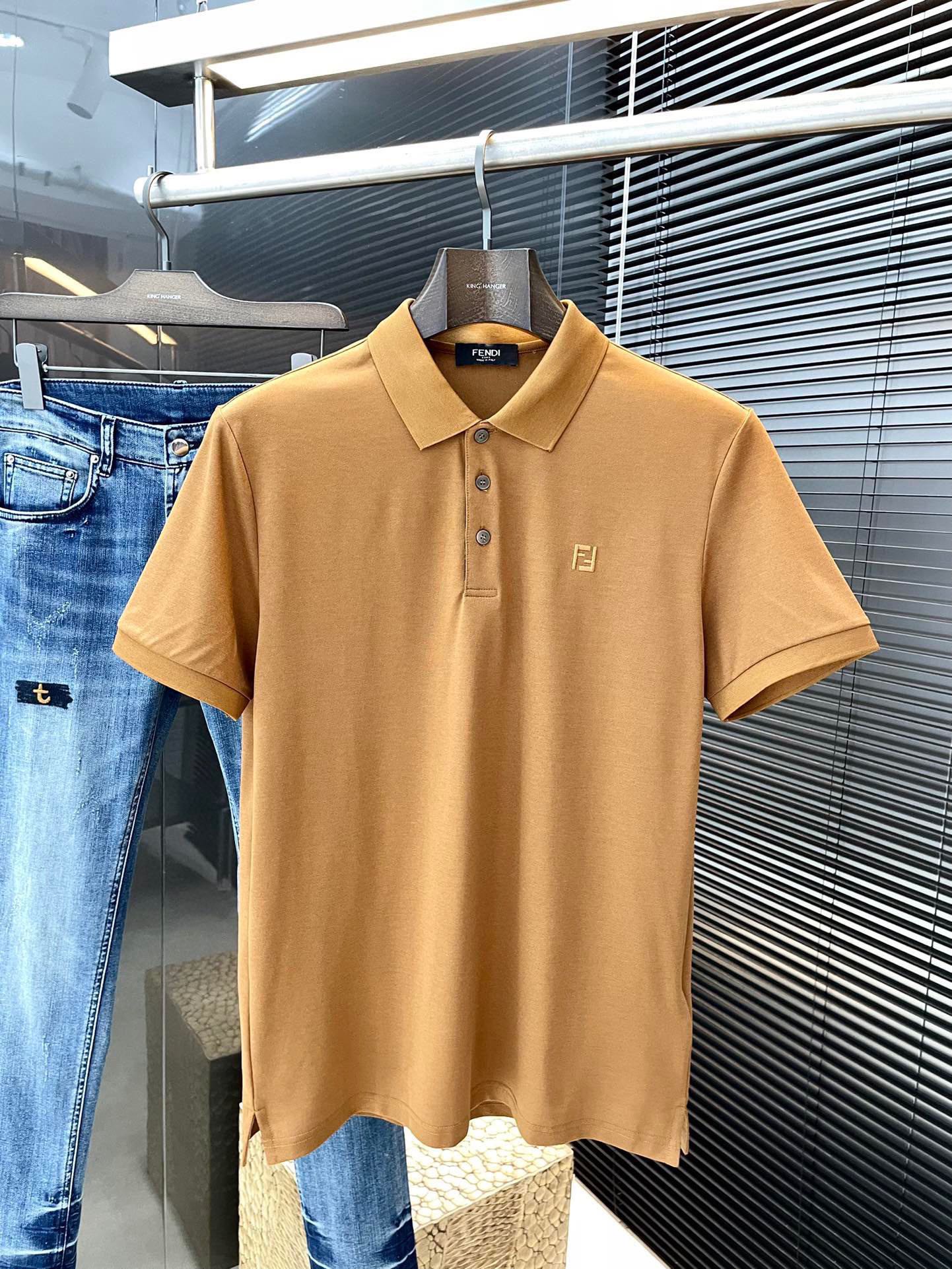 NO:160458,P FENDI- (Fendi) The latest POLO short-sleeved sleeves in spring and summer 2025, uses the latest cotton fabric, which is resistant to washing and not easy to fade, has a soft feel and soft and comfortable composition. Classic design style, special customization, simple cutting and splicing, reflecting the extraordinary craftsmanship of workers, full of high-end fashion sense!  The style is quite good at casual and versatile. Size M-3XL, fendi, fendi, T-shirt, alexander wang19860909P  FENDI-（芬迪）2025春夏最新款POLO短袖,采用最新棉面料,耐水洗不易掉色,手感柔软、成分柔软舒适 经典设计风格 特殊定制 简单的裁剪方式拼接,体现出工人不凡的工艺,高端时尚感十足！版型相当赞休闲百搭款.尺码 M-3XL,,fendi,fendi,T-shirt,alexander wang,Men's clothing