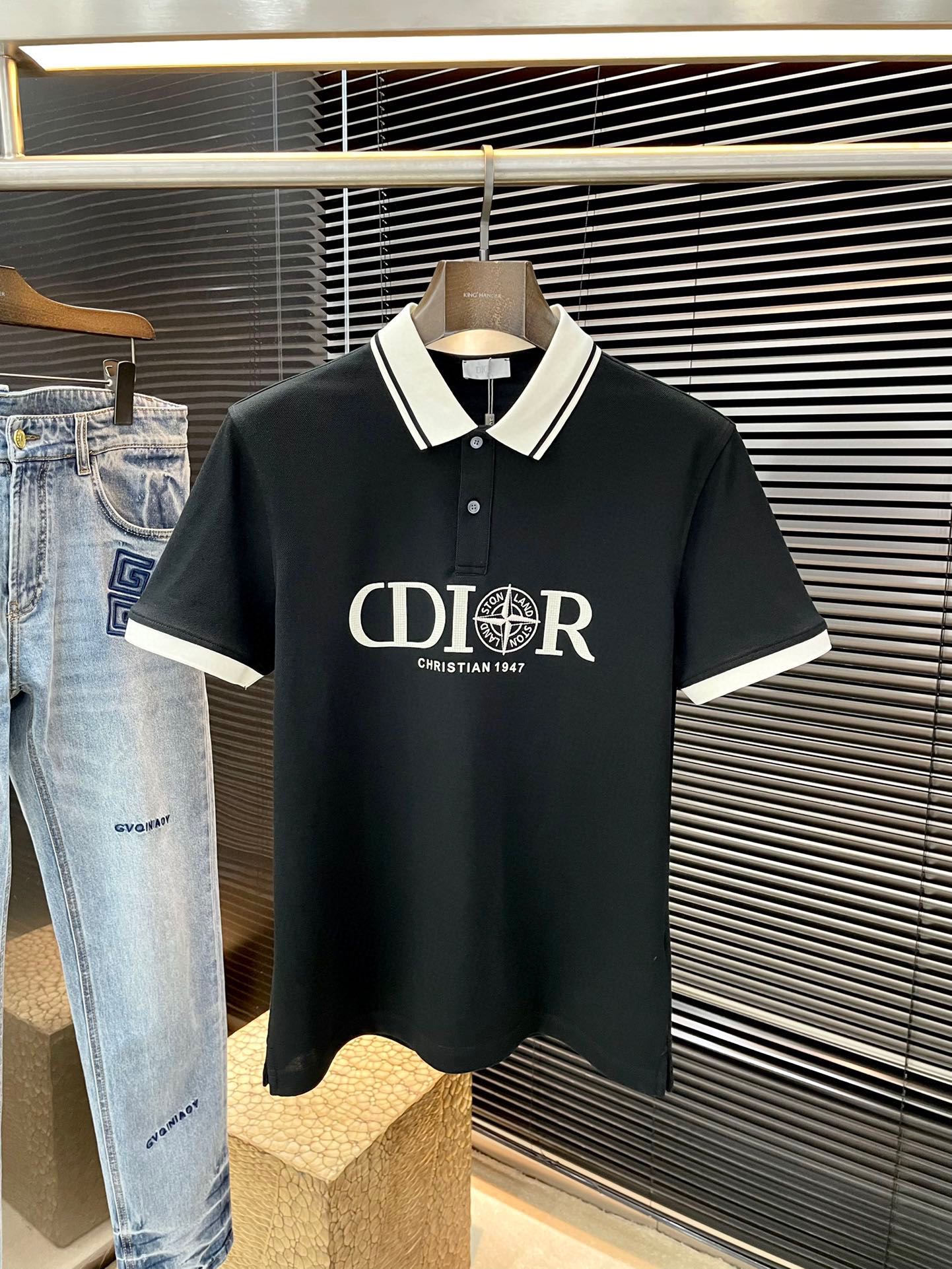 NO:161594,P Dior- (Dior) has the latest POLO short-sleeved spring and summer 2025, using the latest cotton fabric, which is resistant to washing and not easy to fade, has a soft feel and soft and comfortable composition. Classic design style, special customization, simple cutting and splicing, reflecting the extraordinary craftsmanship of workers, full of high-end and fashionable feeling!  The style is quite good at casual and versatile. Size M-3XL, dior, dior, T-shirt, alexander wang19860909P  Dior-（迪奥）2025年春夏最新款POLO短袖,采用最新全棉面料,耐水洗不易掉色,手感柔软、成分柔软舒适 经典设计风格 特殊定制 简单的裁剪方式拼接,体现出工人不凡的工艺,高端时尚感十足！版型相当赞休闲百搭款.尺码 M-3XL,,dior,dior,T-shirt,alexander wang,Men's clothing